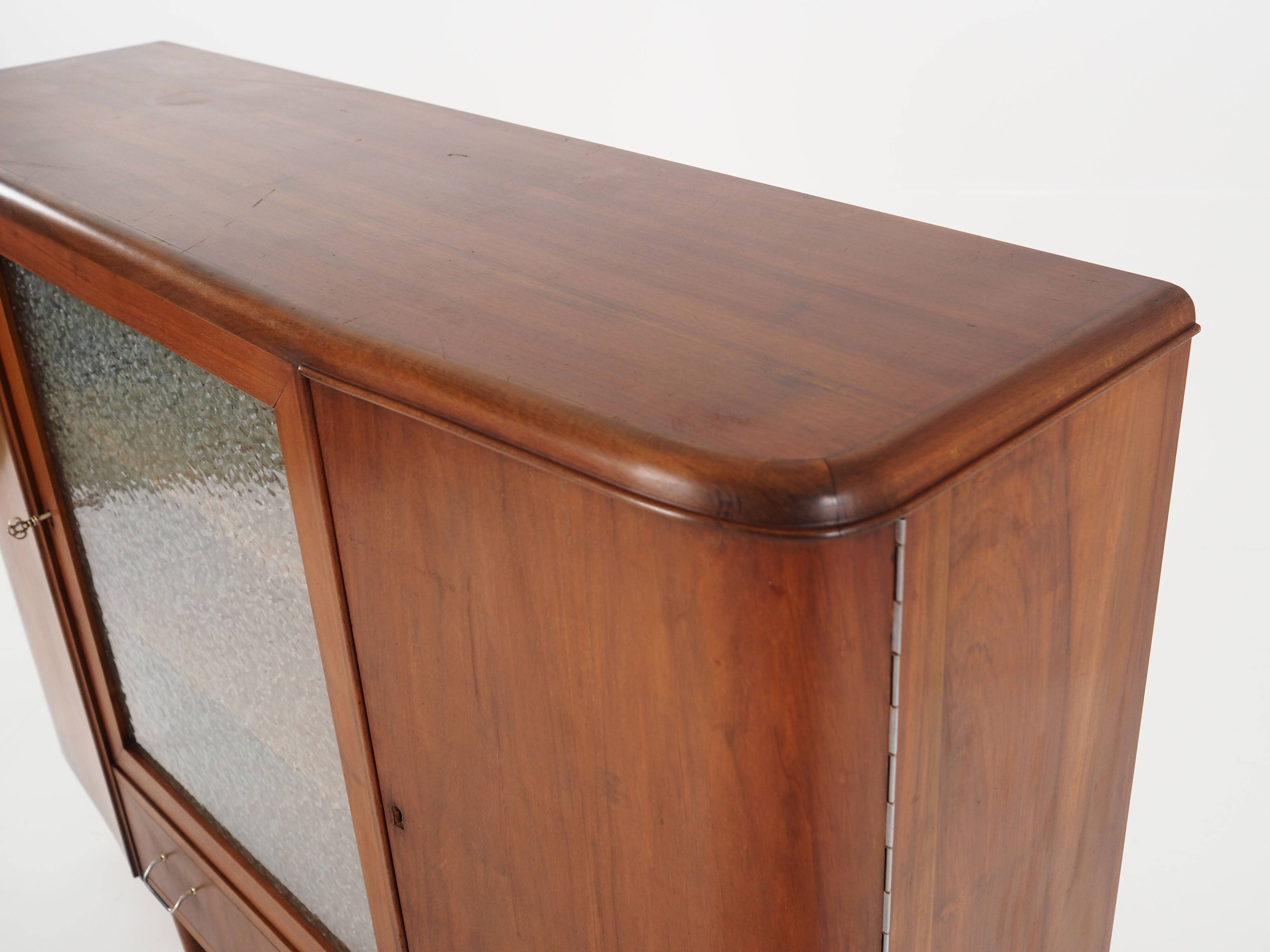 Buffet haut en noyer, design danois, années 1960, production : Danemark
