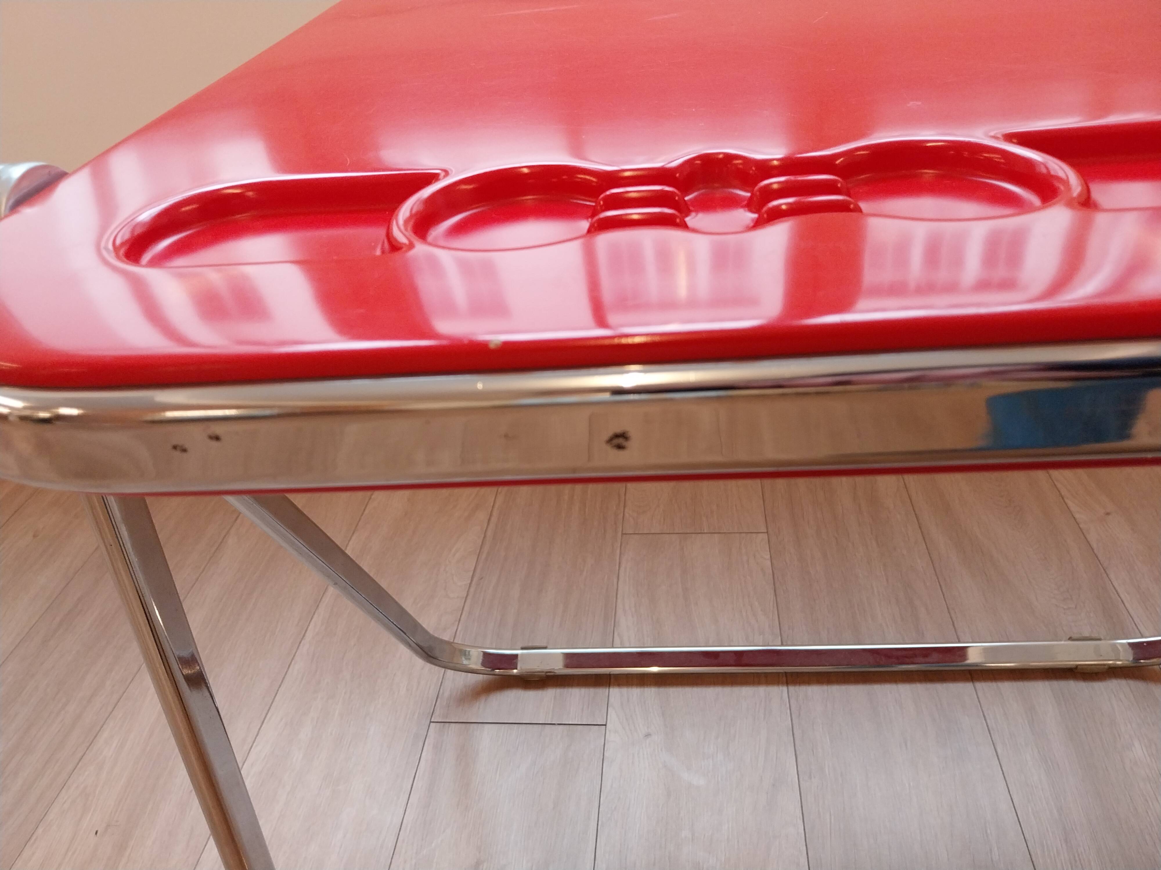 Vintage lot design – Platone table + red Plia chairs – Anonima Castelli