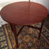 Round nesting tables