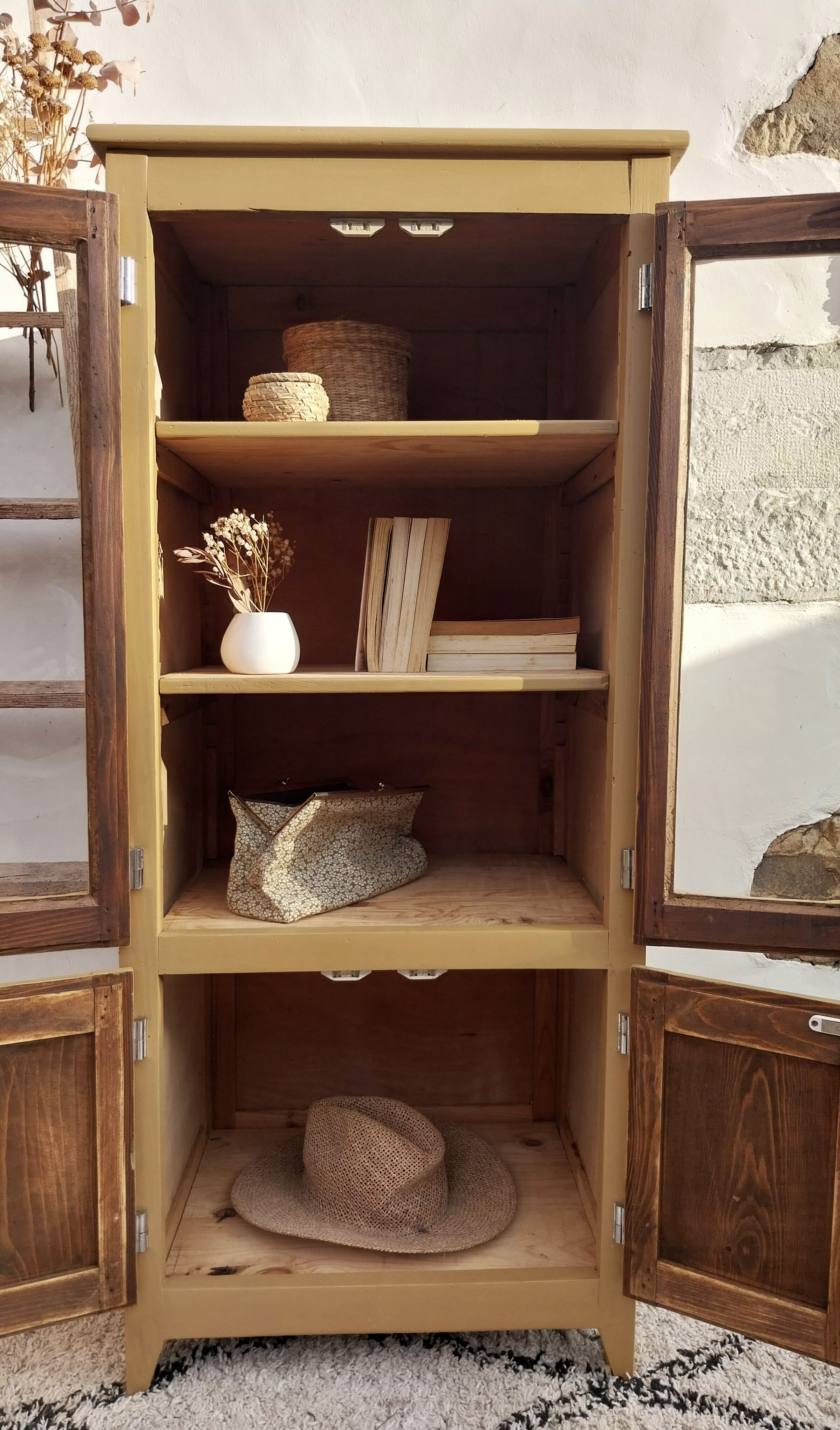 Vintage showcase cabinet