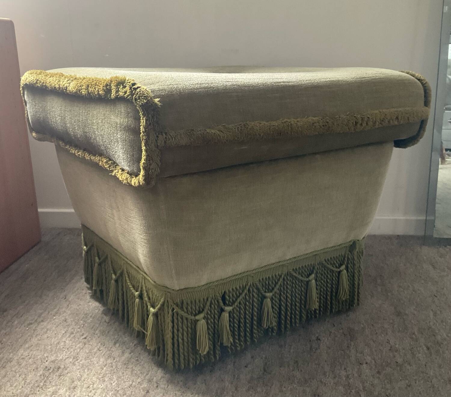 Pouf, ottoman XL vintage en velours vert à franges