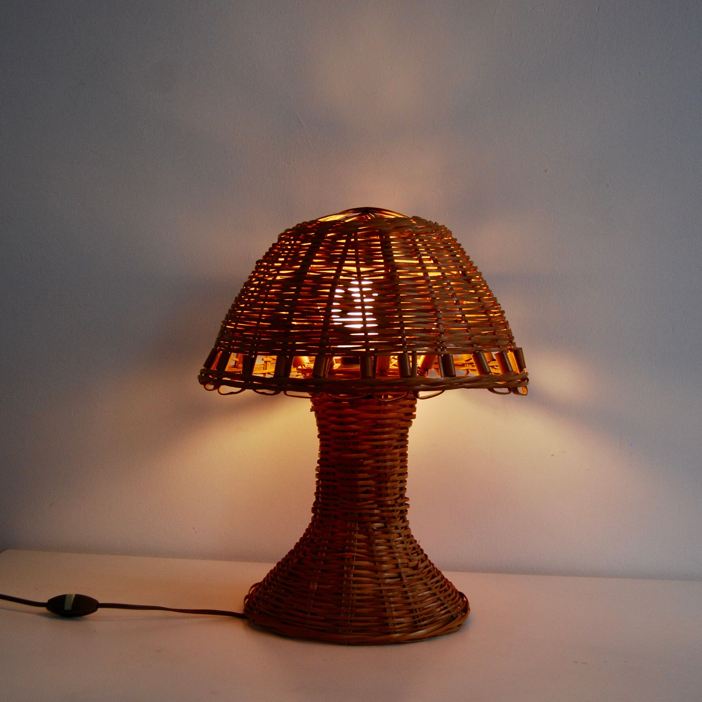 Rattan table lamp