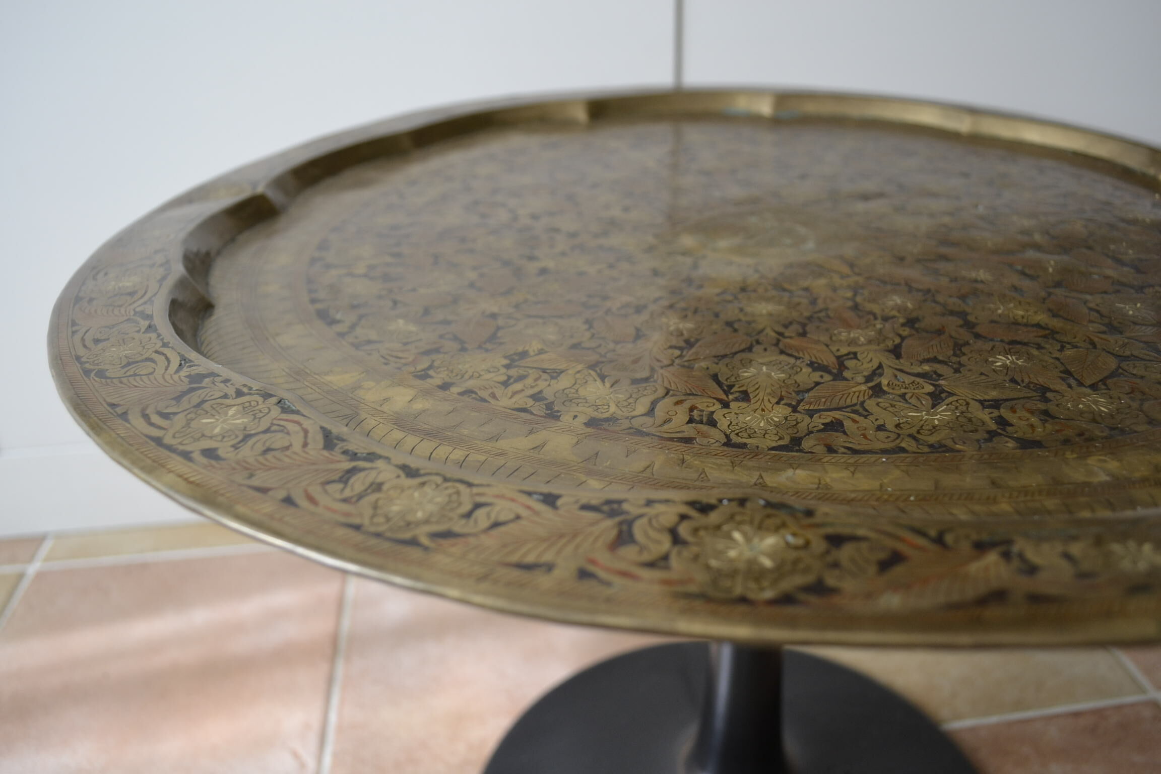 Coffee table foot tulip and Moroccan tray