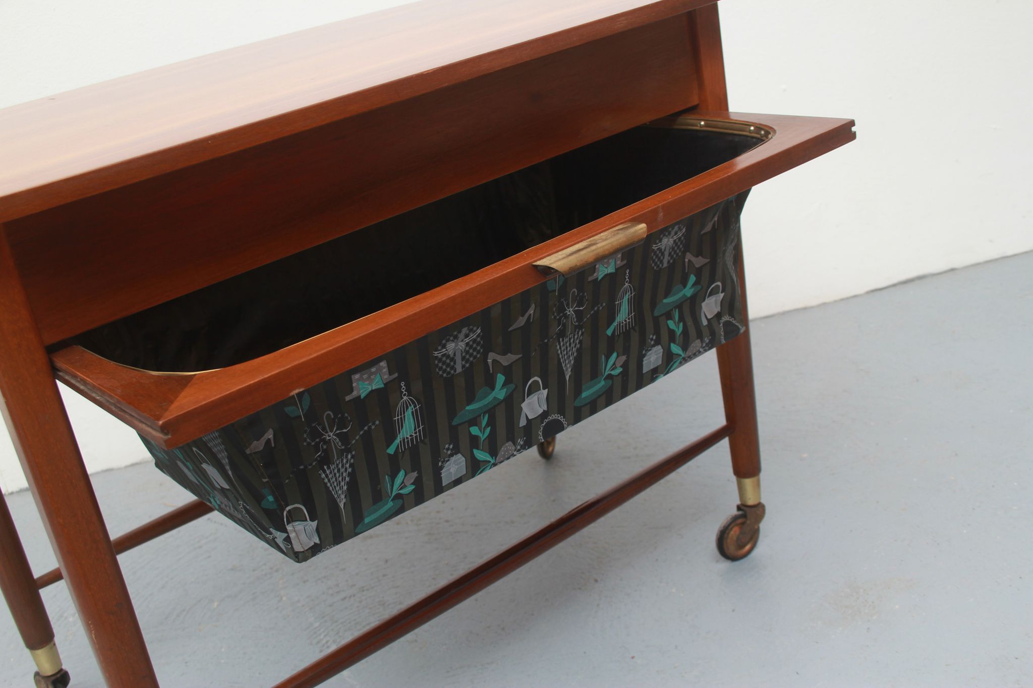 Desserte utensilo des années 1950 en noyer