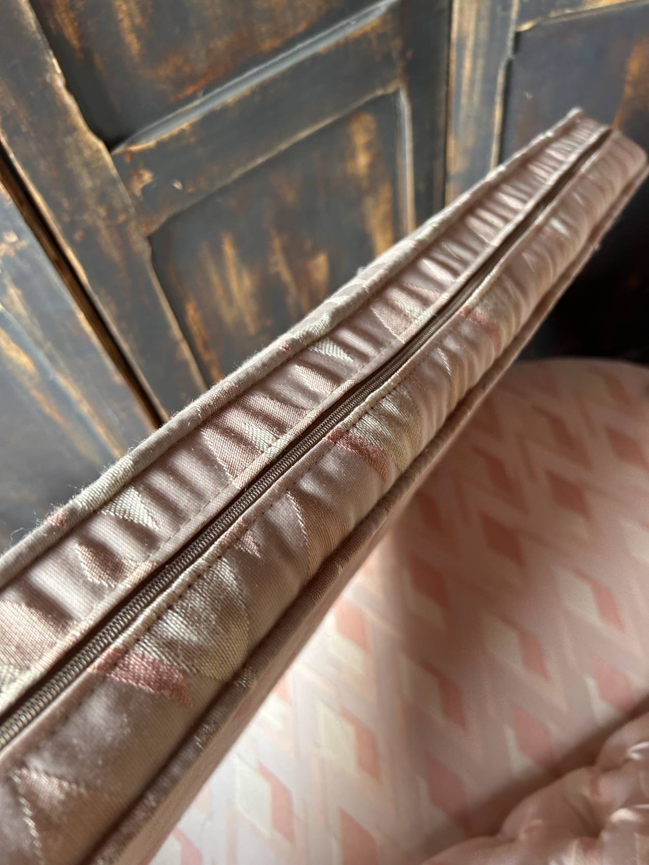 Small vintage 2-seater sofa from the 70s in Hollywood Regency style, satin pink.