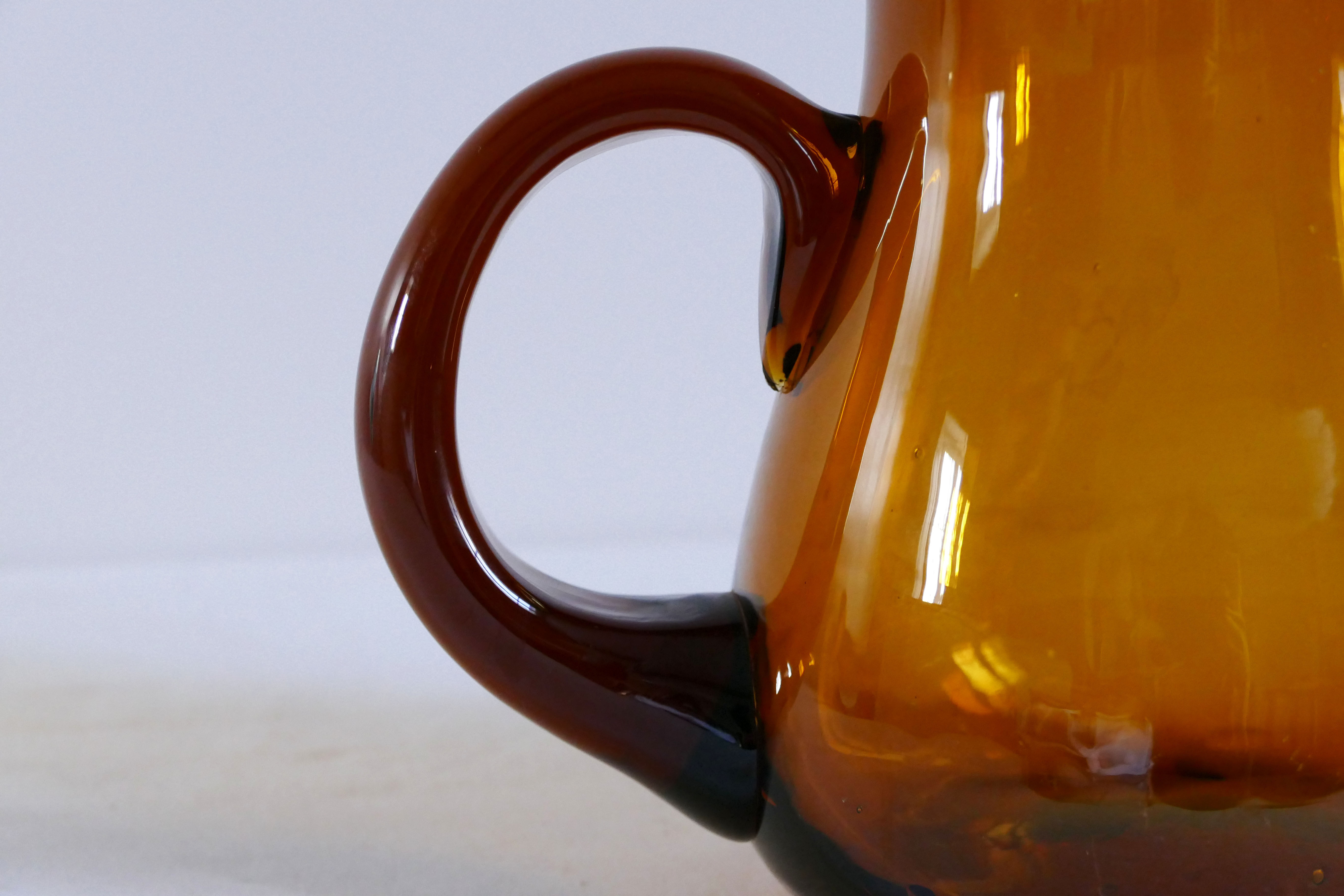 Pichet vintage en verre marron