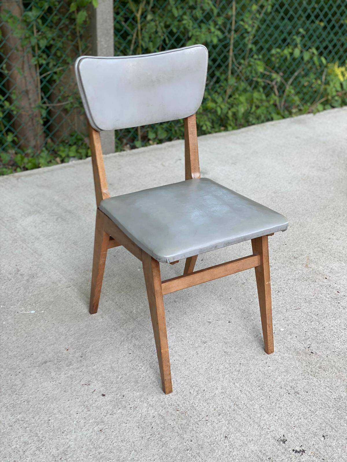 Scandinavian office chair in solid wood and gray skai leather