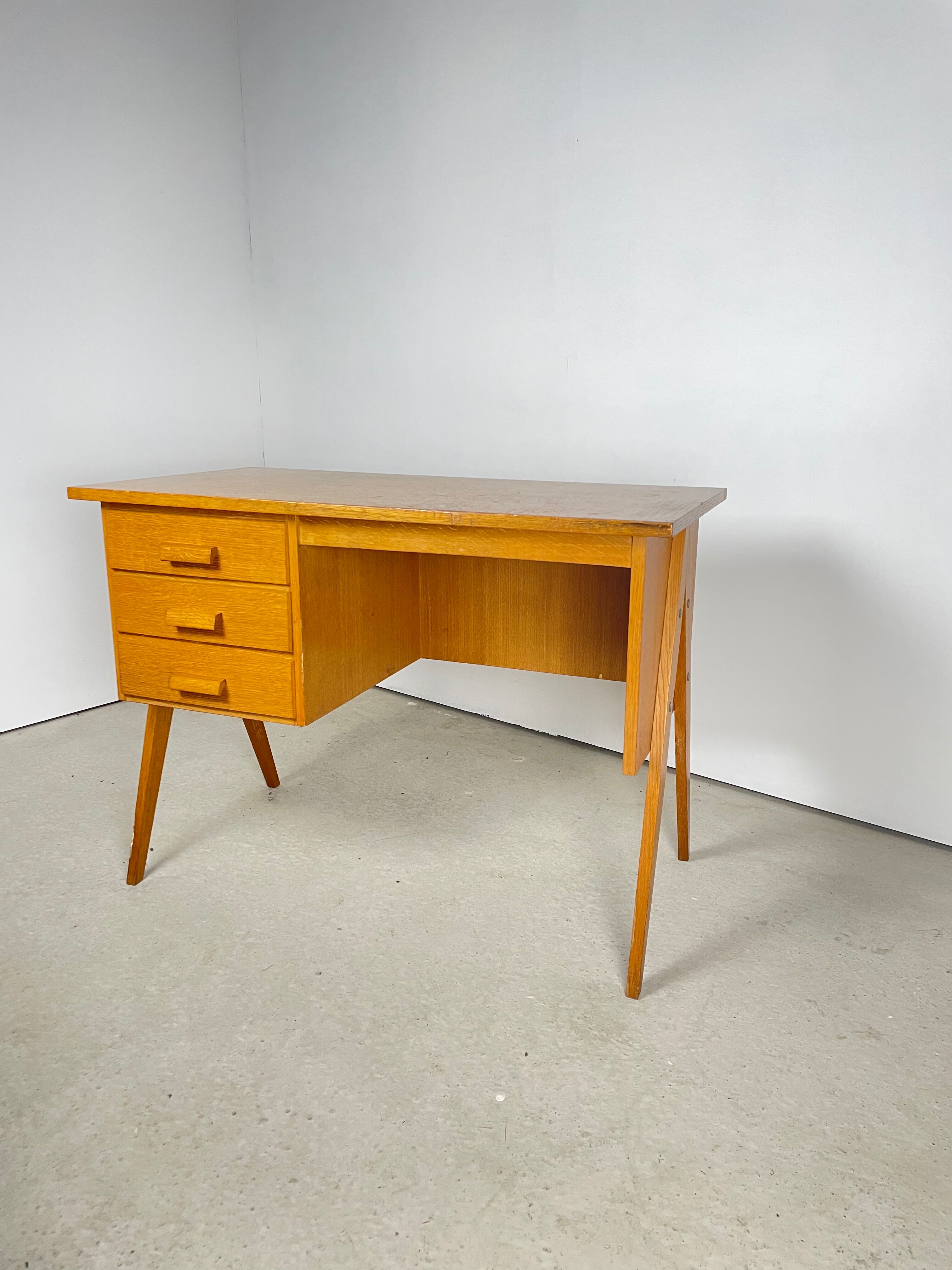 Desk feet compass in oak, 1950