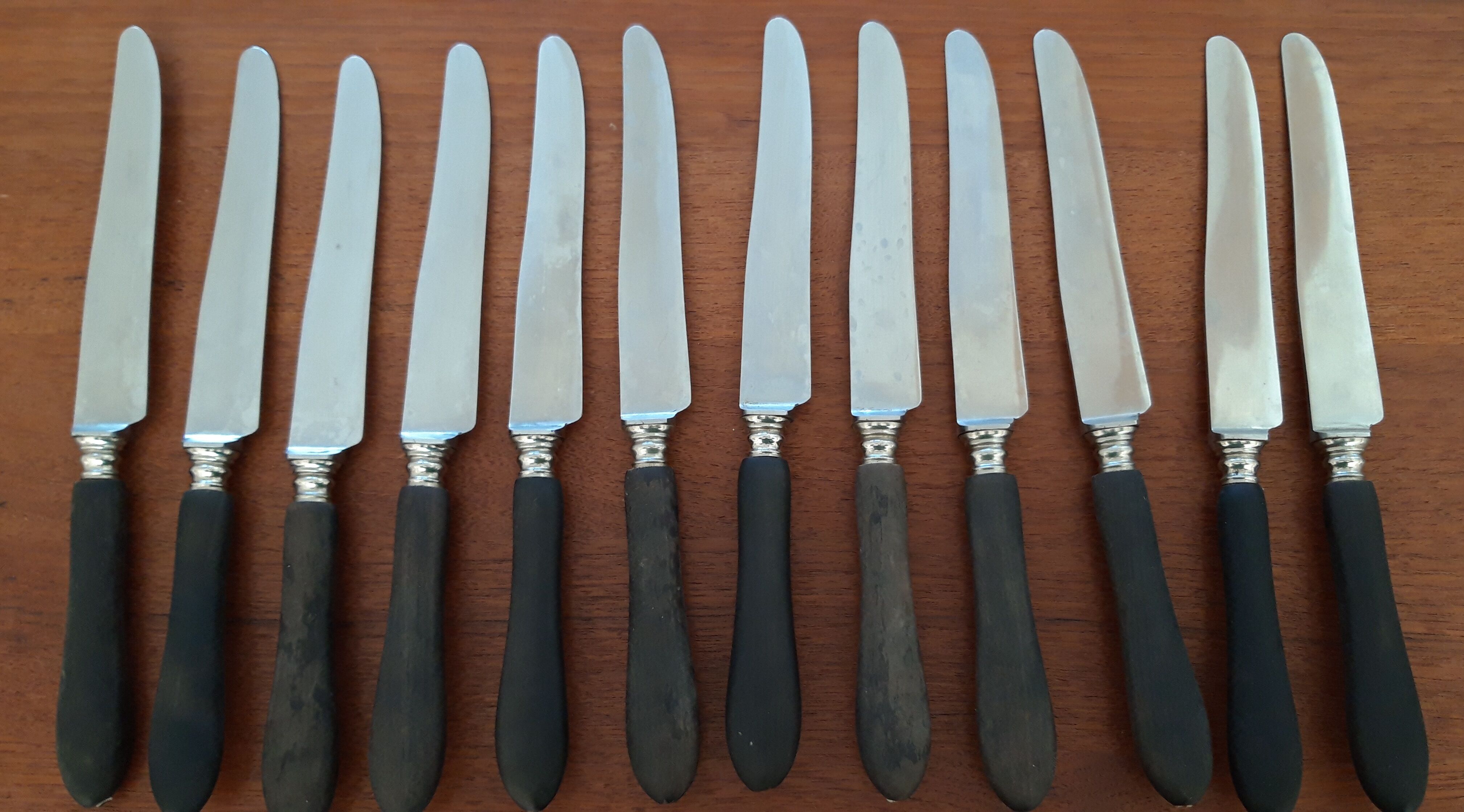 12 knives au gaulois blackened wooden handle