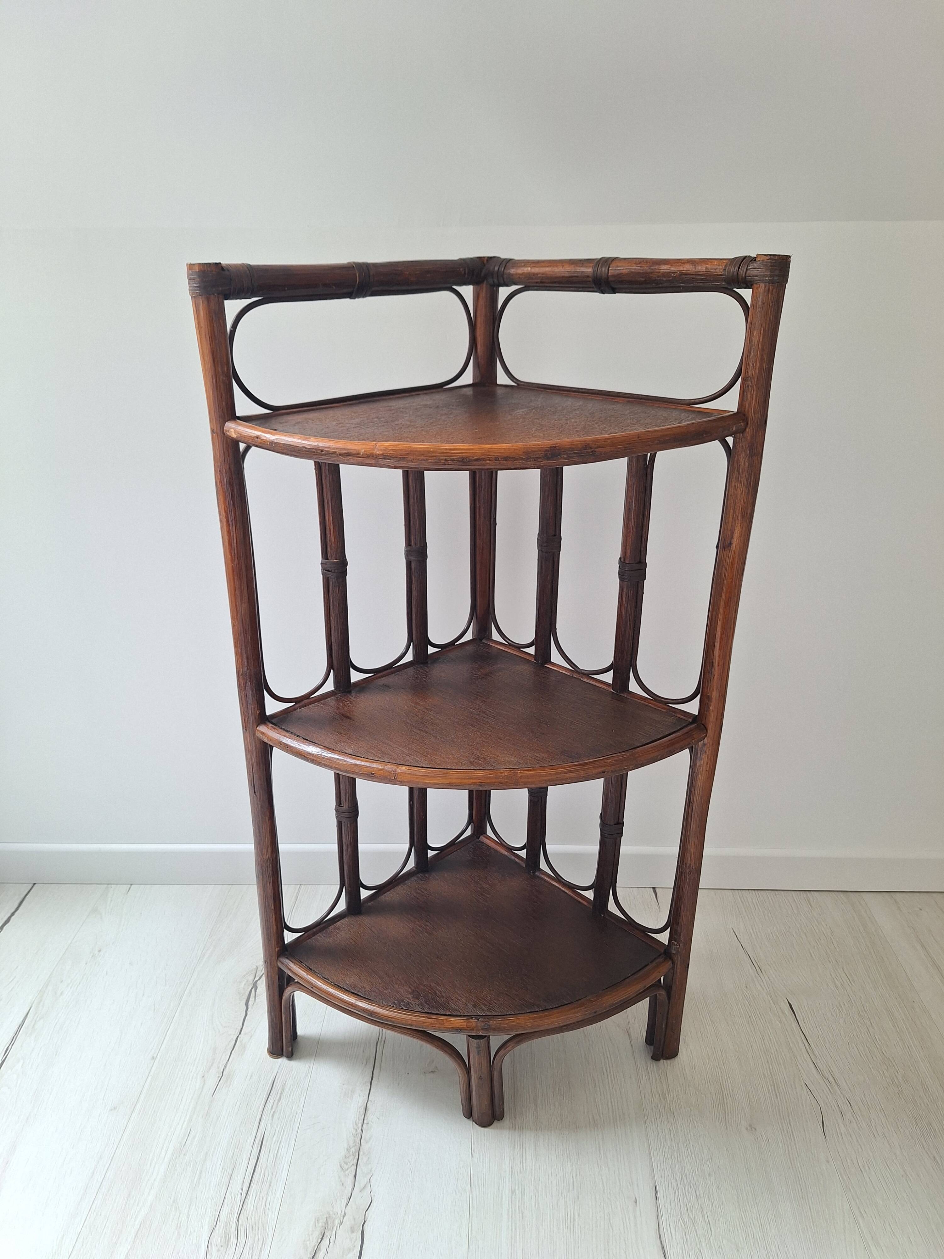 Etagère d'angle en rotin