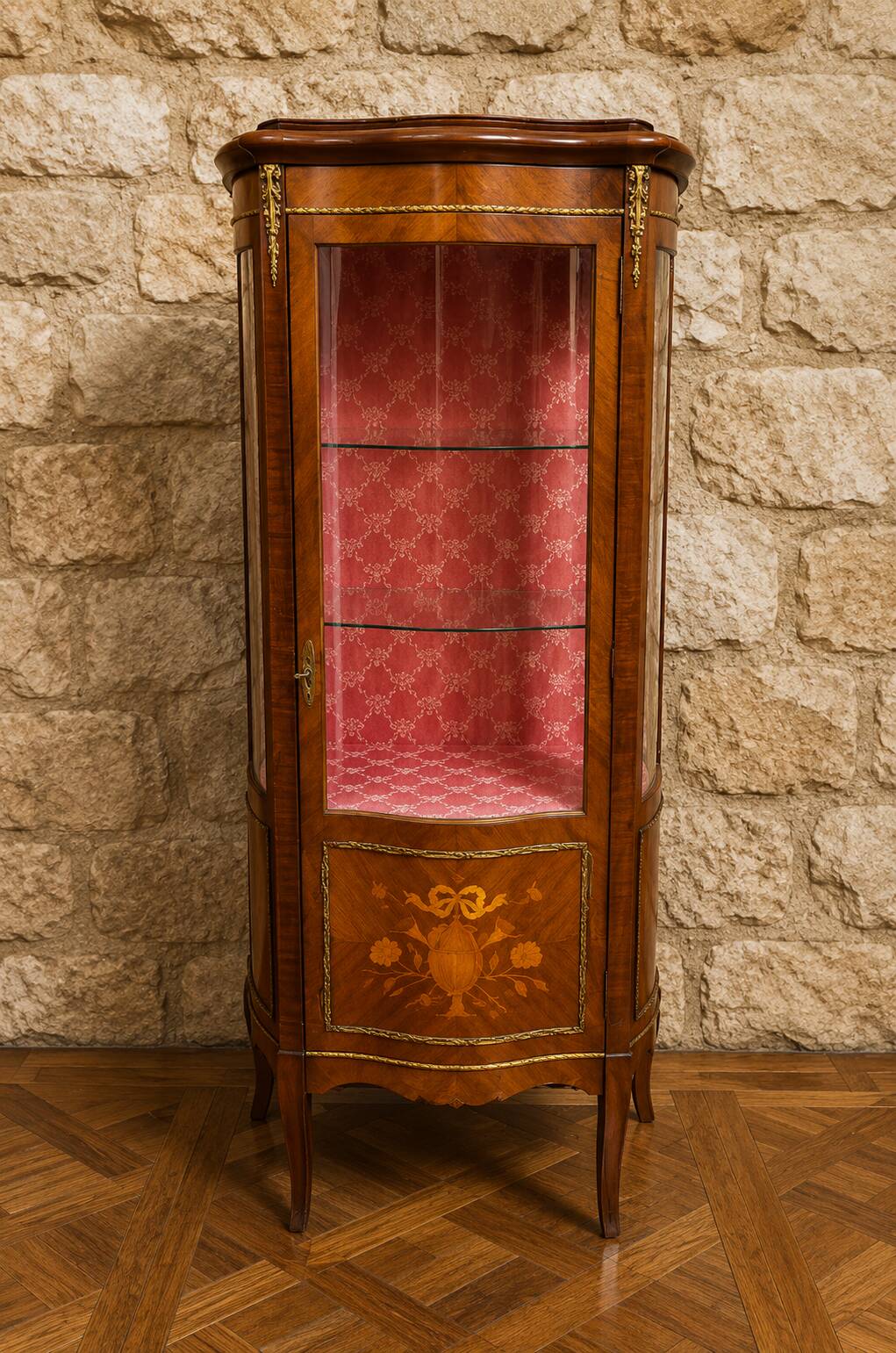 Vitrine galbée de style Louis XV marquetée et ornée de bronzes