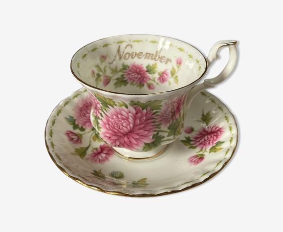 Tasse et sous-tasse en porcelaine "November" estampillée "Royal Albert"