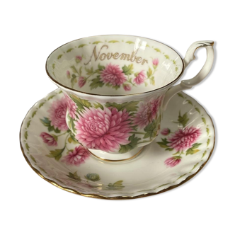 Tasse et sous-tasse en porcelaine "November" estampillée "Royal Albert"