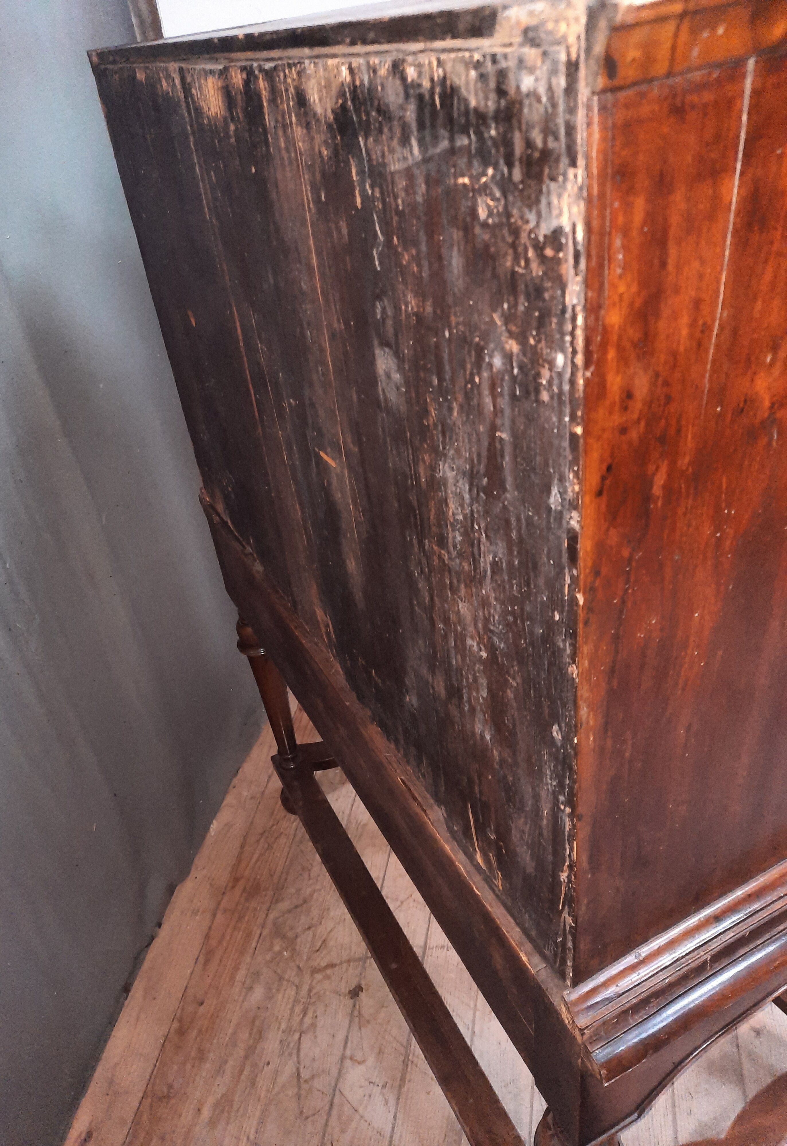 Nineteenth century English tirroir cabinet