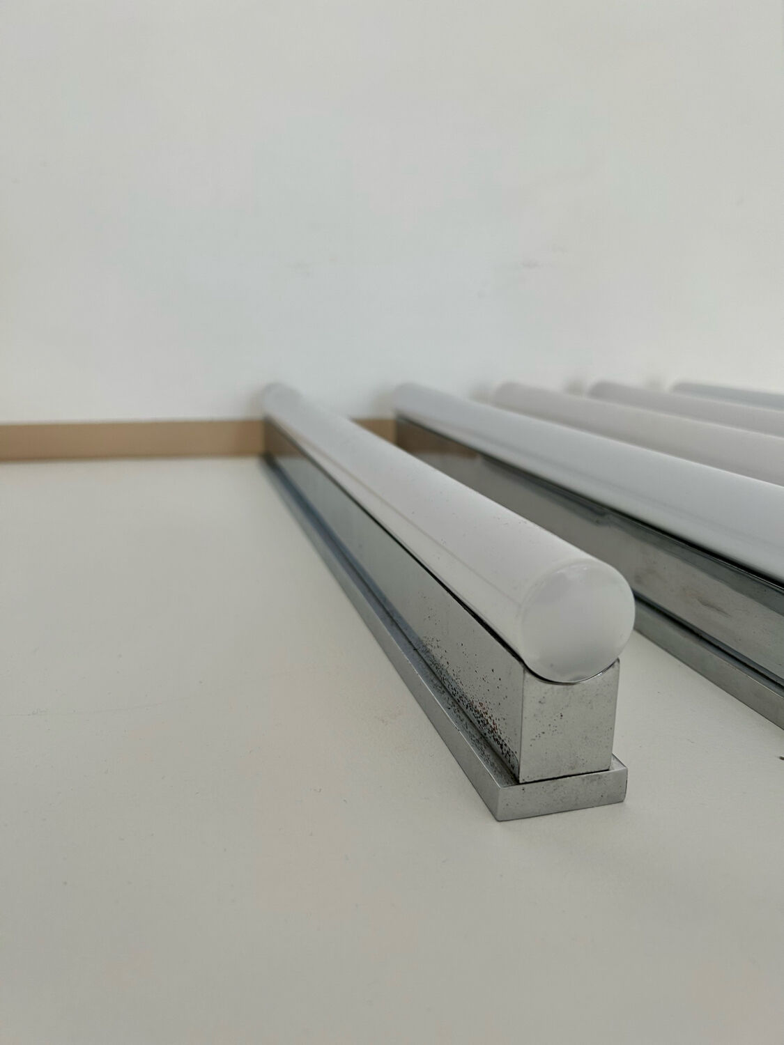 Suite of 5 modernist Perzel, chrome and neon wall lamps, Art deco 1930