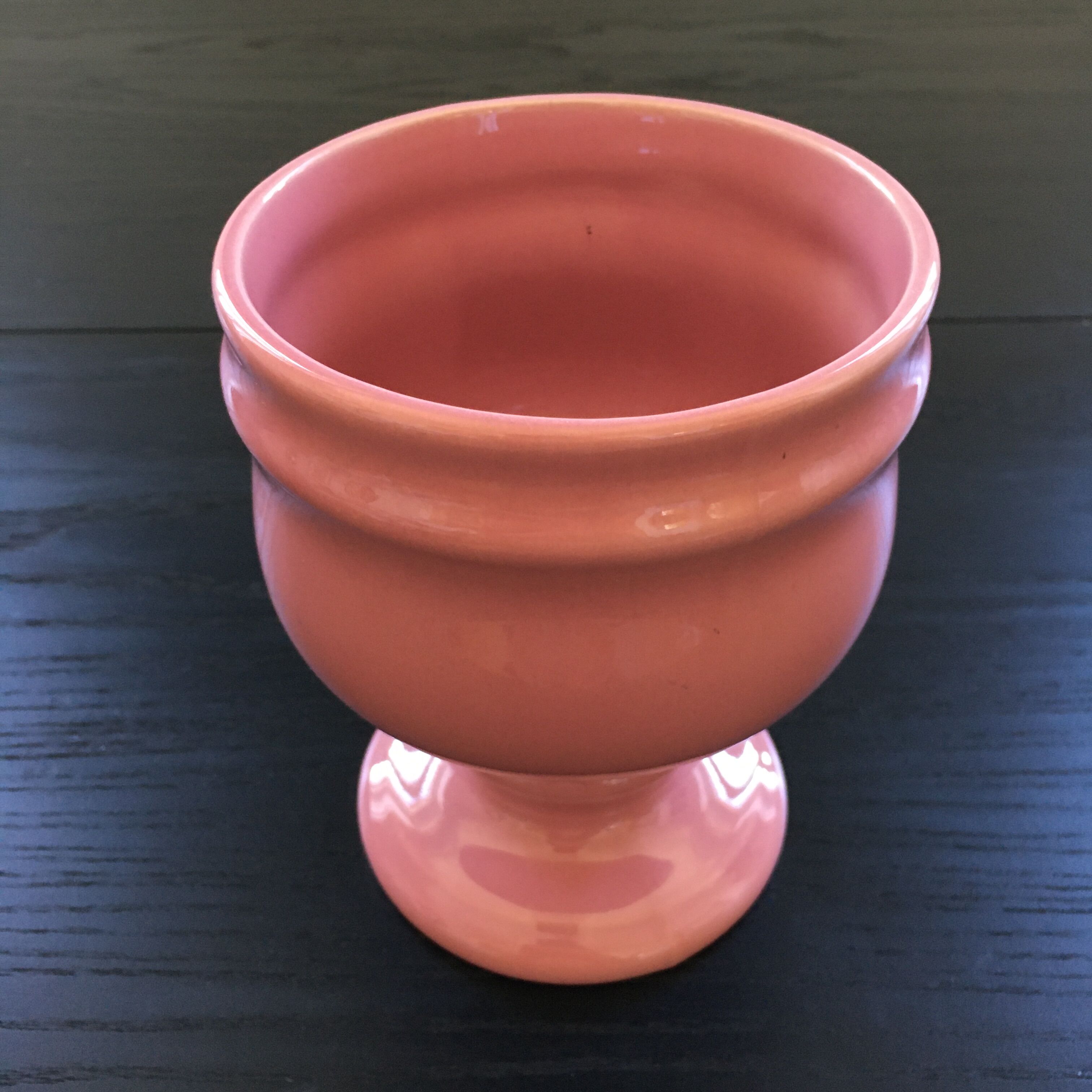 Cache pot sur pied rose