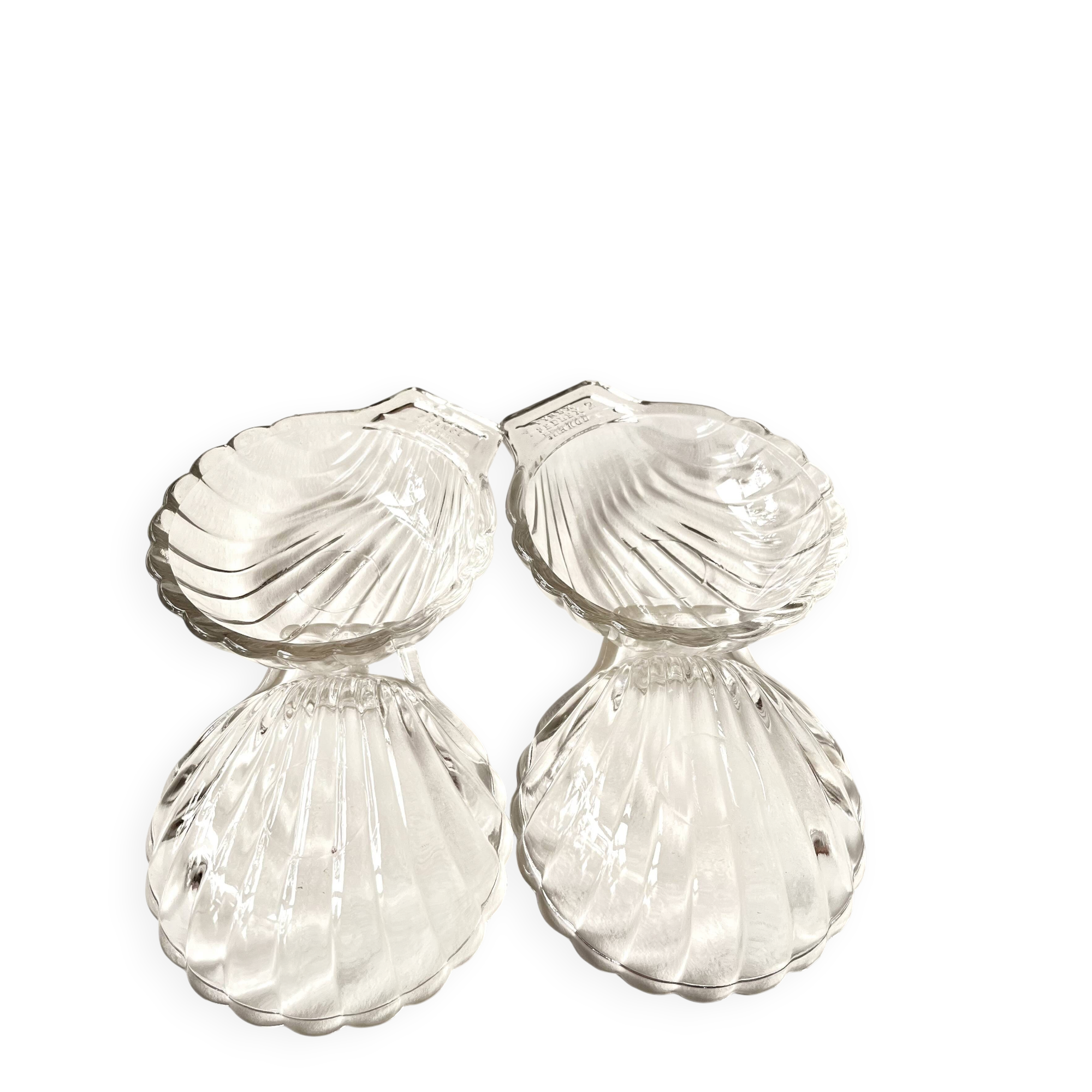 4 shell-shaped cups
