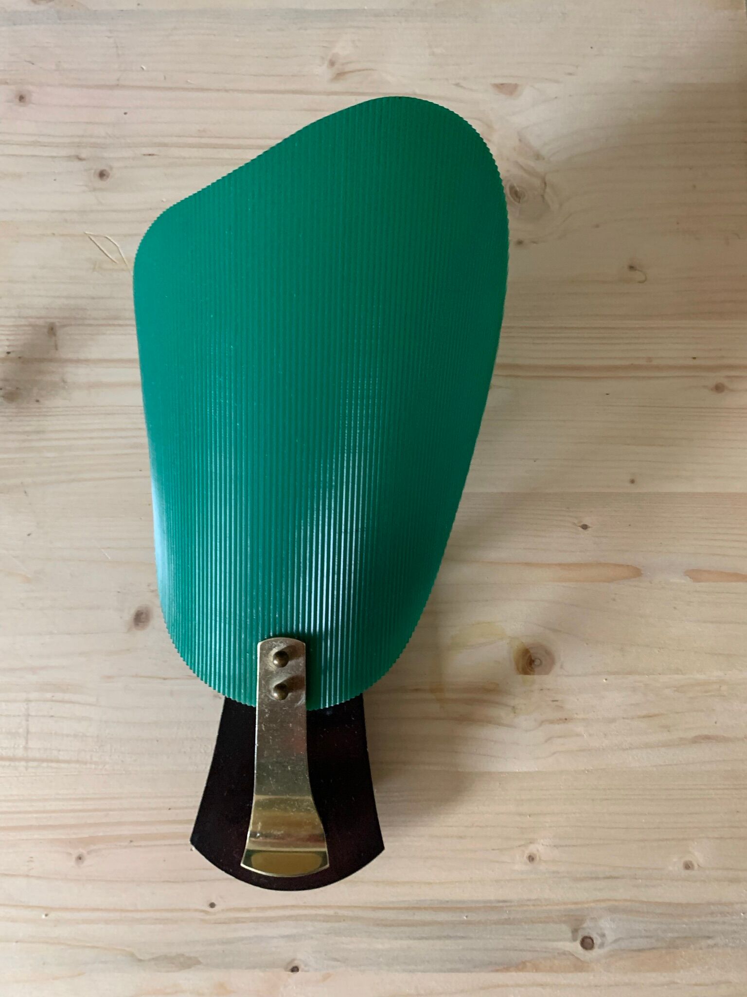 Green vintage wall lamp