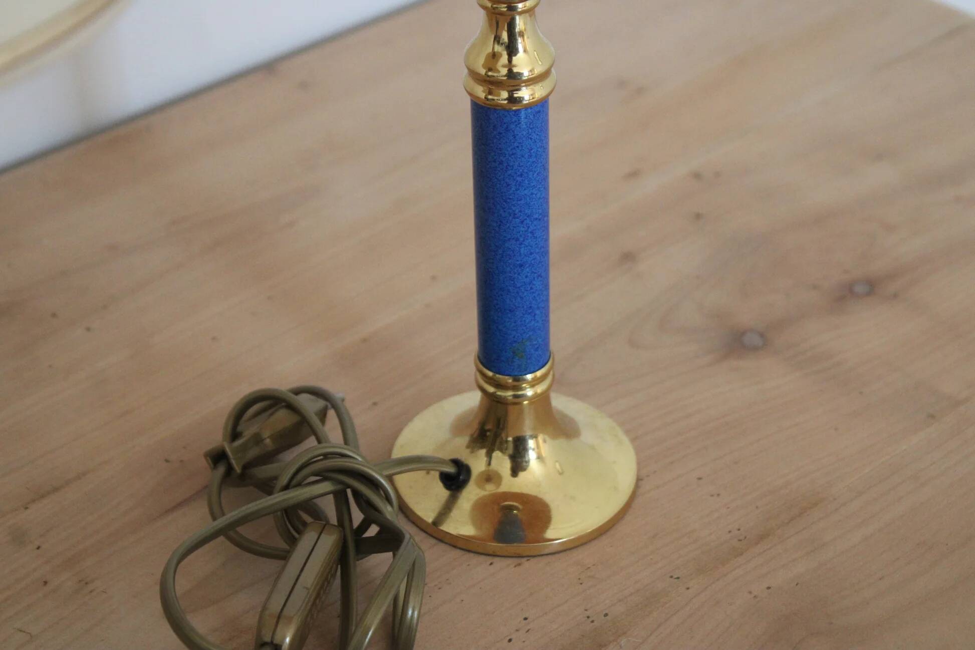 Pair of blue and gold bedside lamps with cream shades – H38 cm