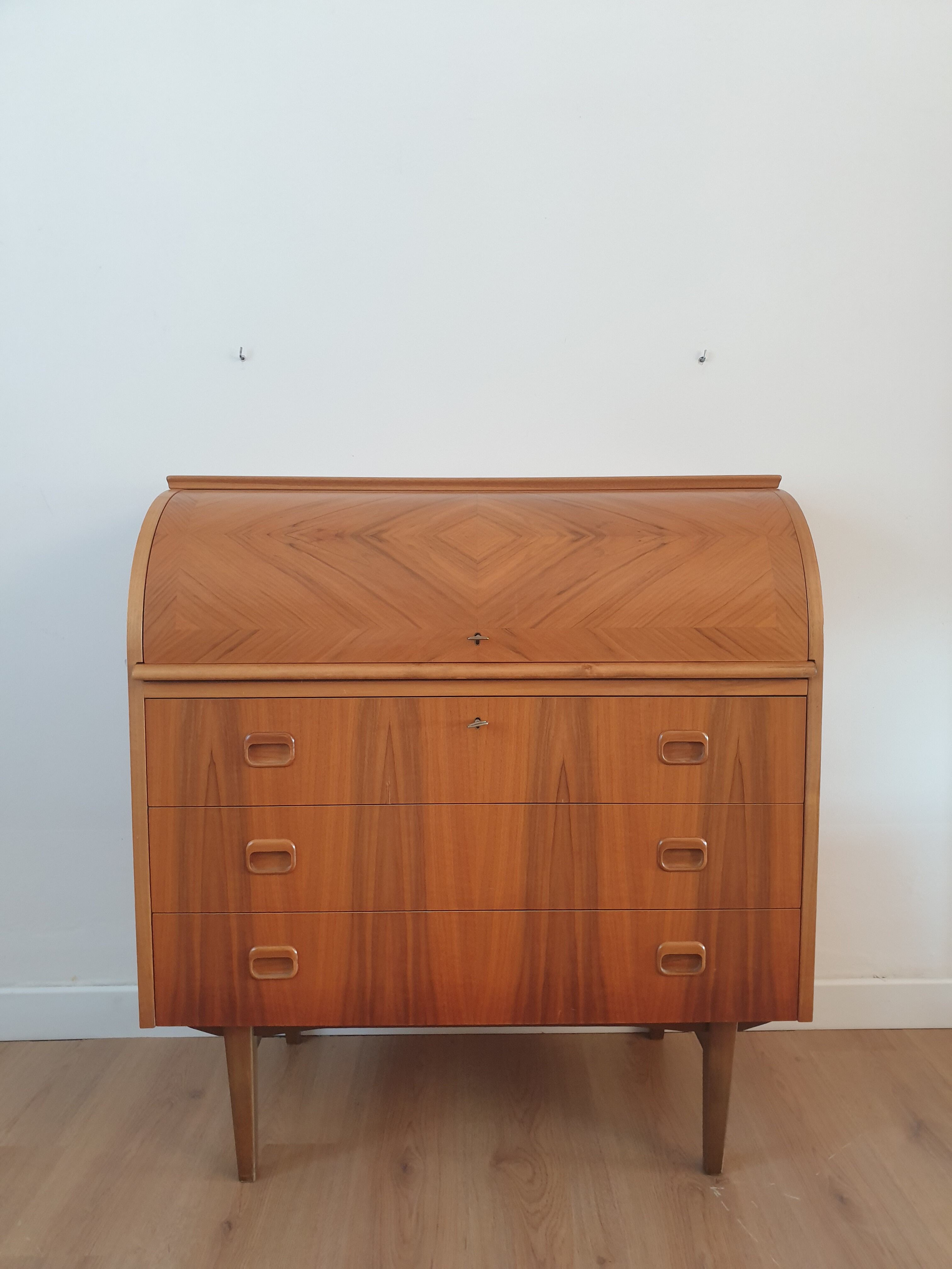 Skandinavian secretary desk