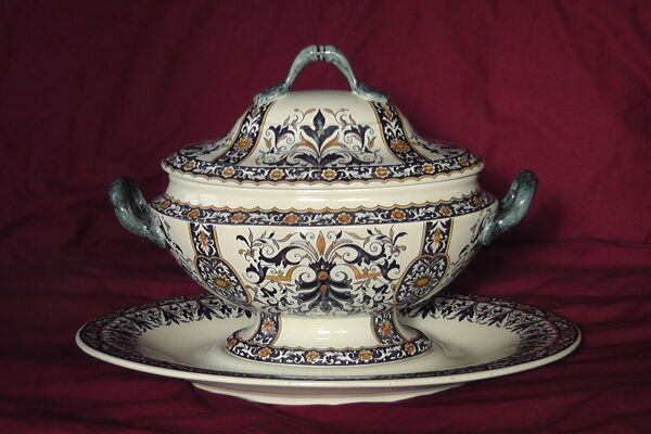 Soupière et plat de service en faïence de Gien XXe