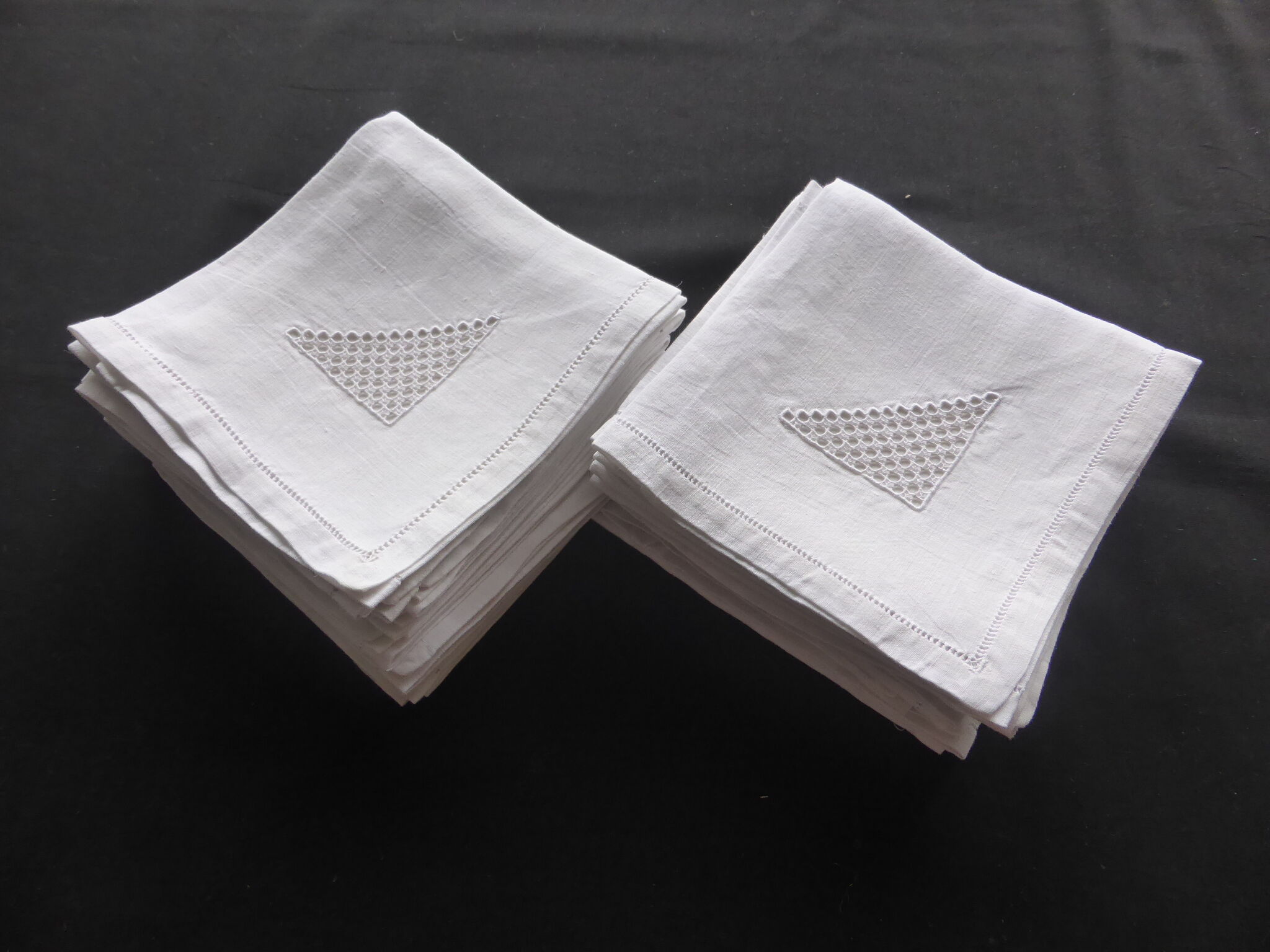 18 antique napkins in white linen with an embroidered geometric decoration