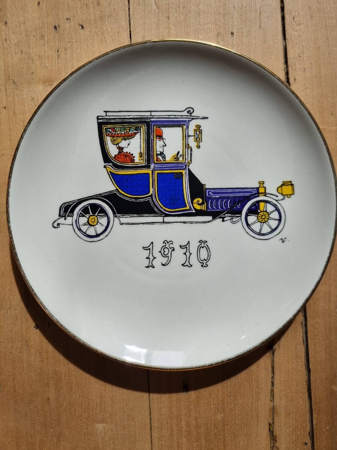 Dessert plates and their Gien earthenware dish illustrated by J. Charmoz automobile theme