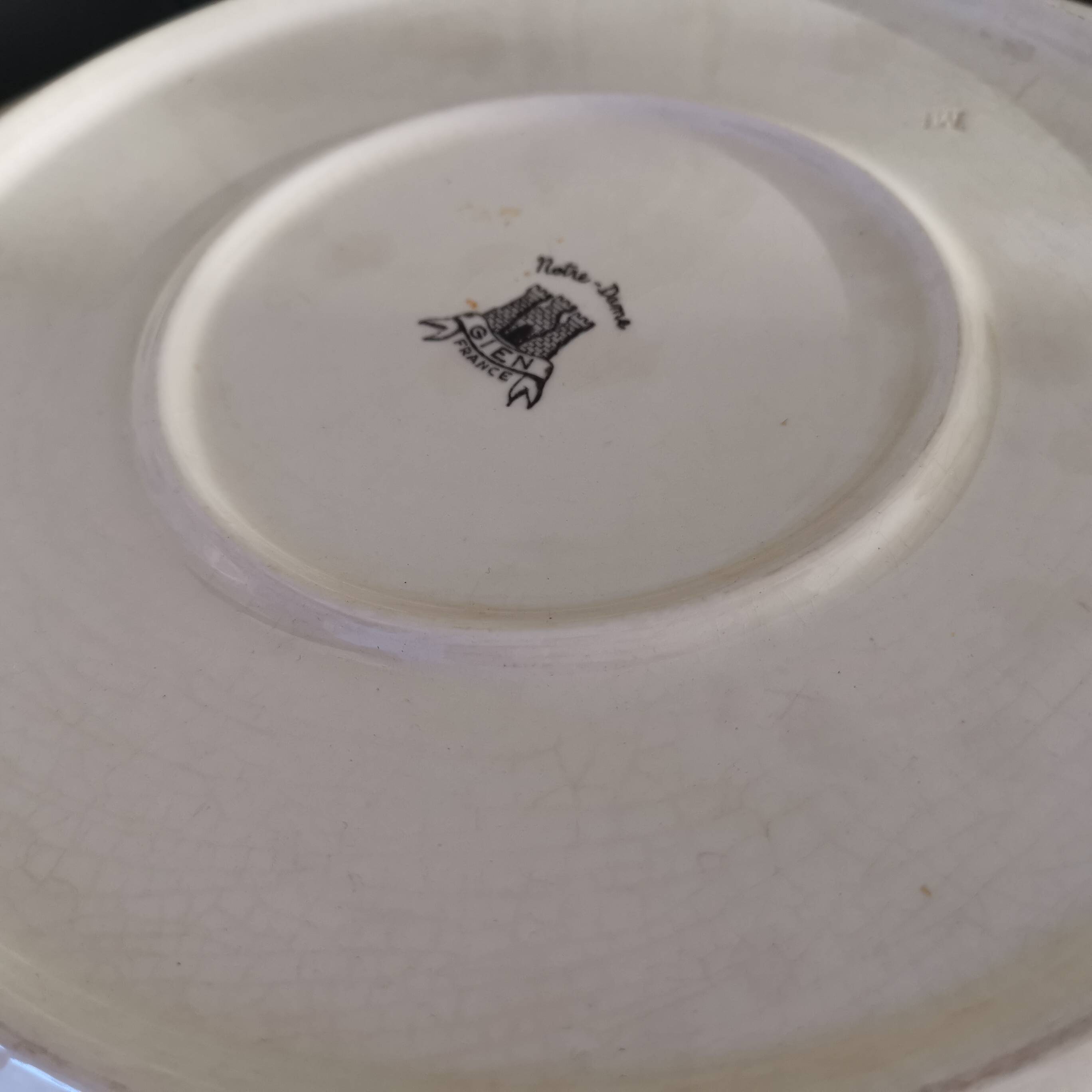 Série de 12 assiettes à dessert et son plateau à gâteaux Gien Paris Monuments