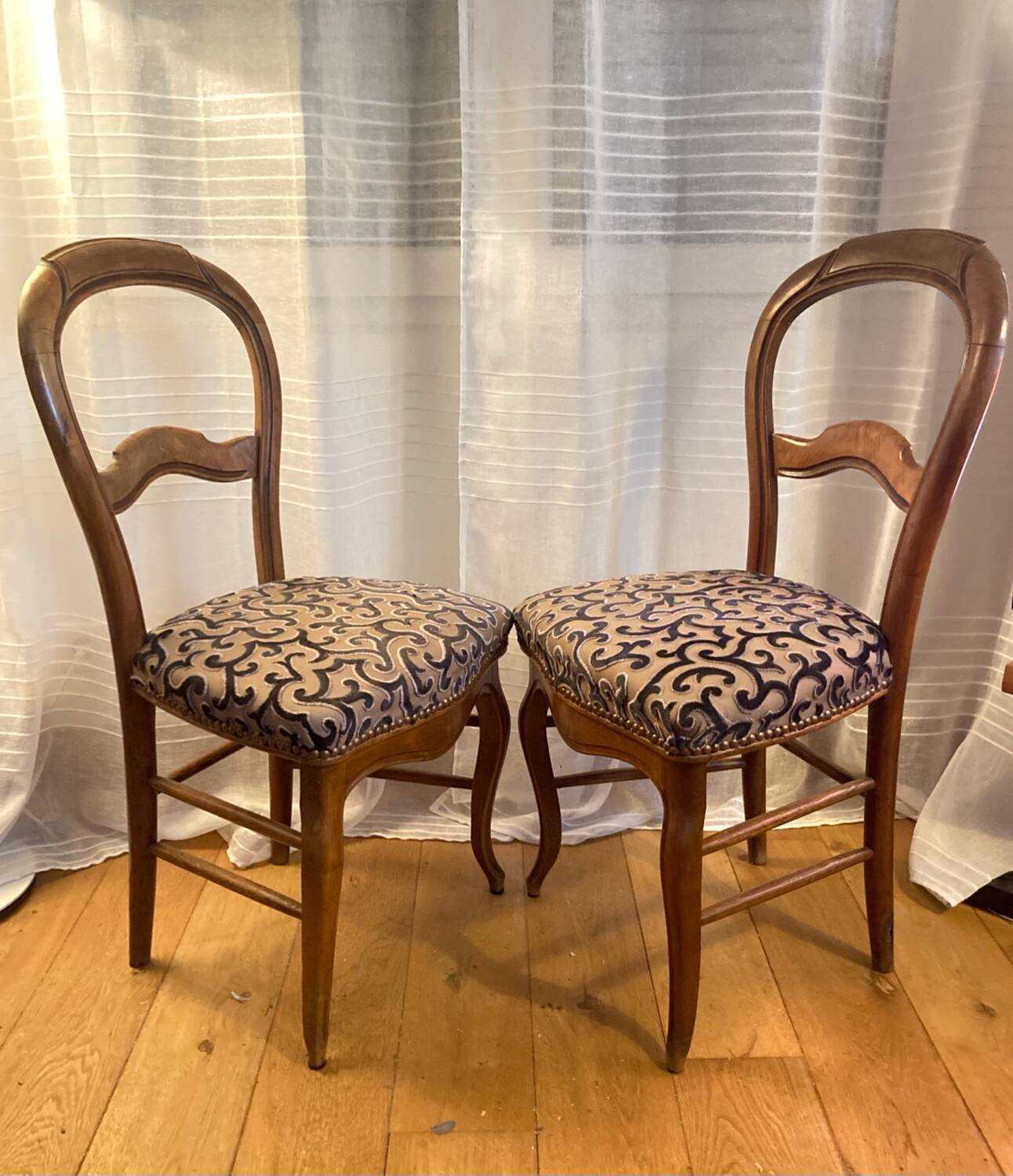Chaises Louis Philippe en noyer époque XIXe, tapissées à neuf