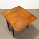 Table basse ancienne en acajou avec tiroir et décorations, XIXe siècle