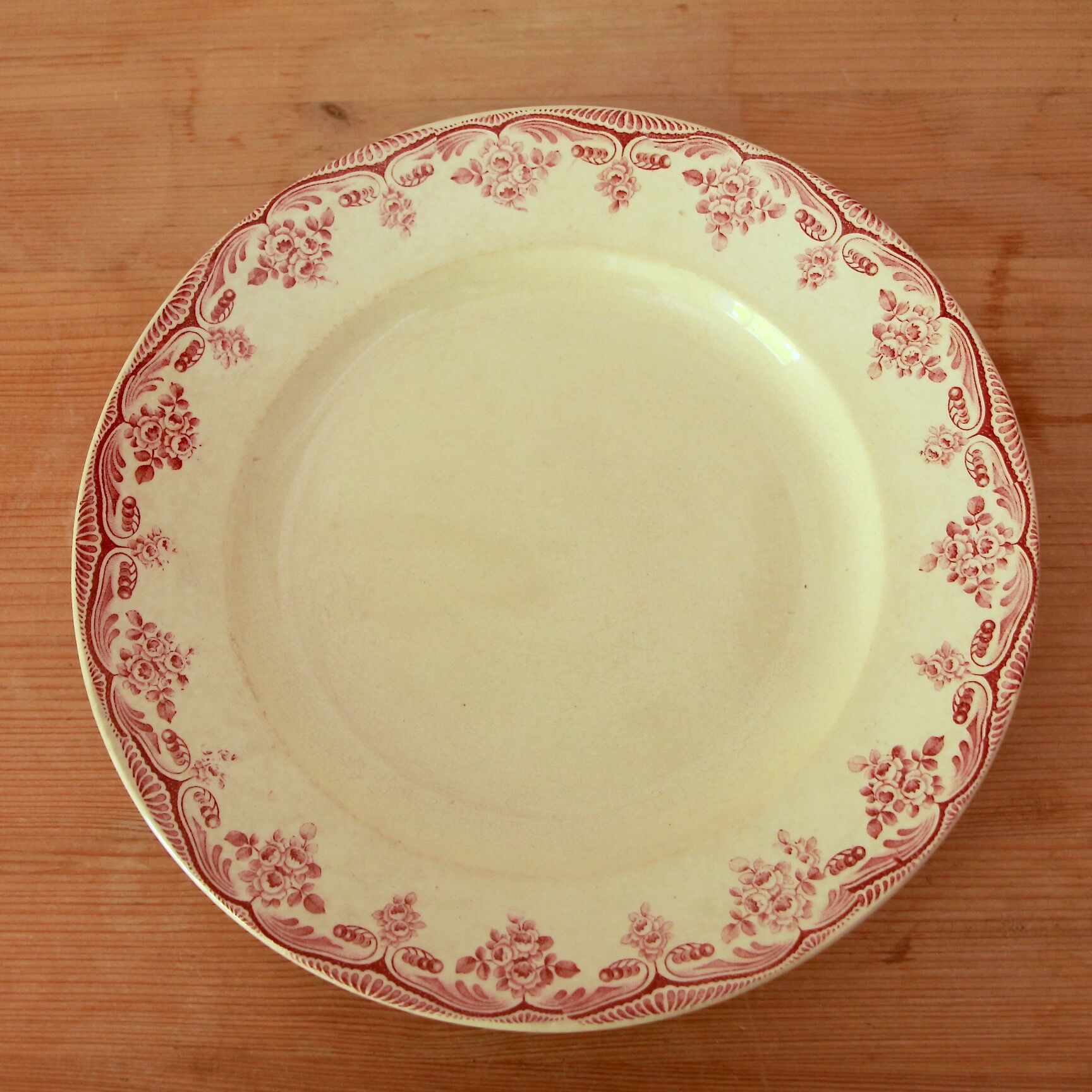 Pair of plates red motif Boulenger