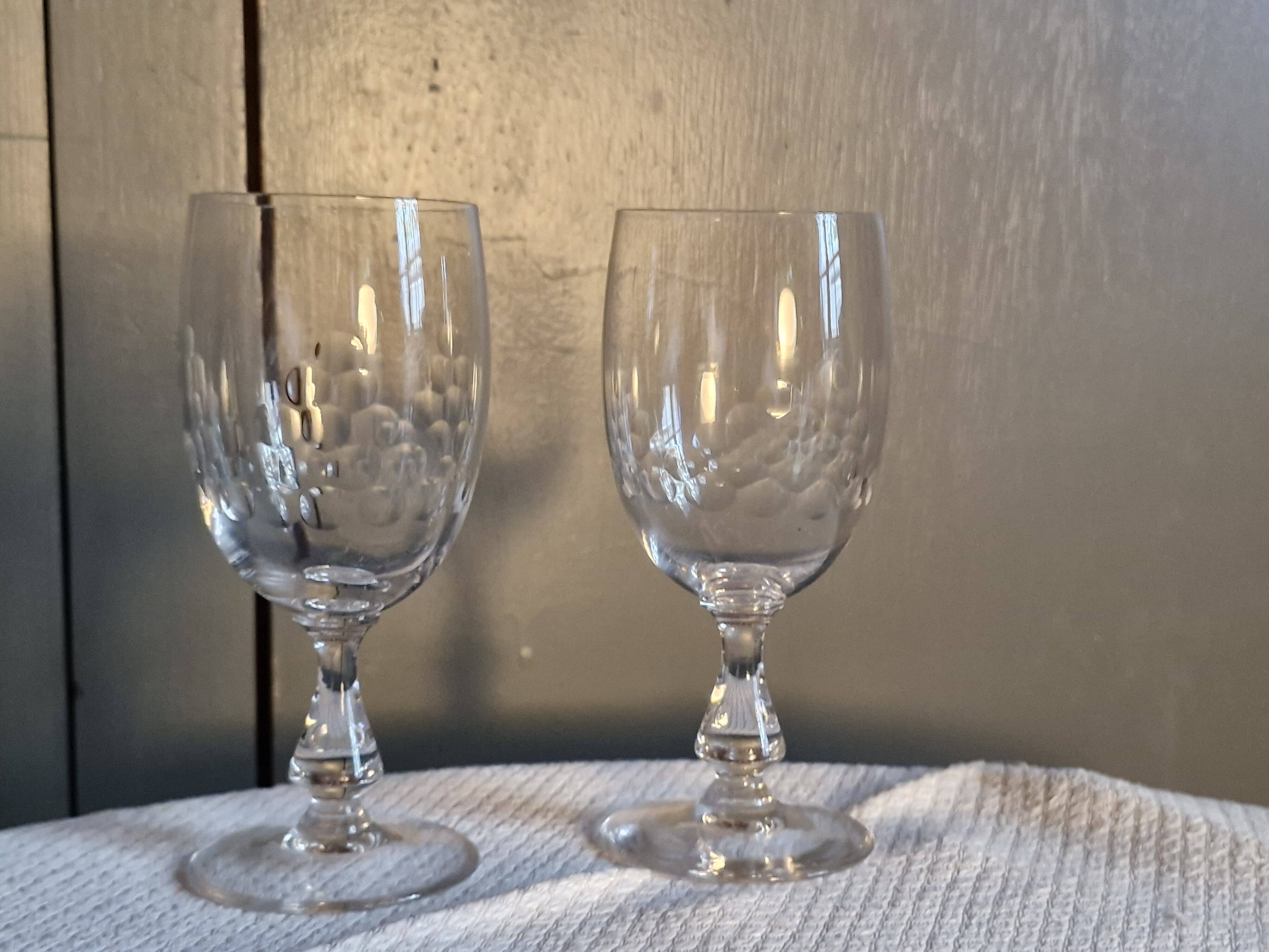 2 antique Baccarat crystal wine glasses, scale pattern, 20s/30s