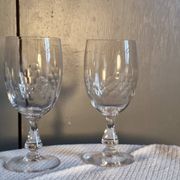 2 antique Baccarat crystal wine glasses, scale pattern, 20s/30s