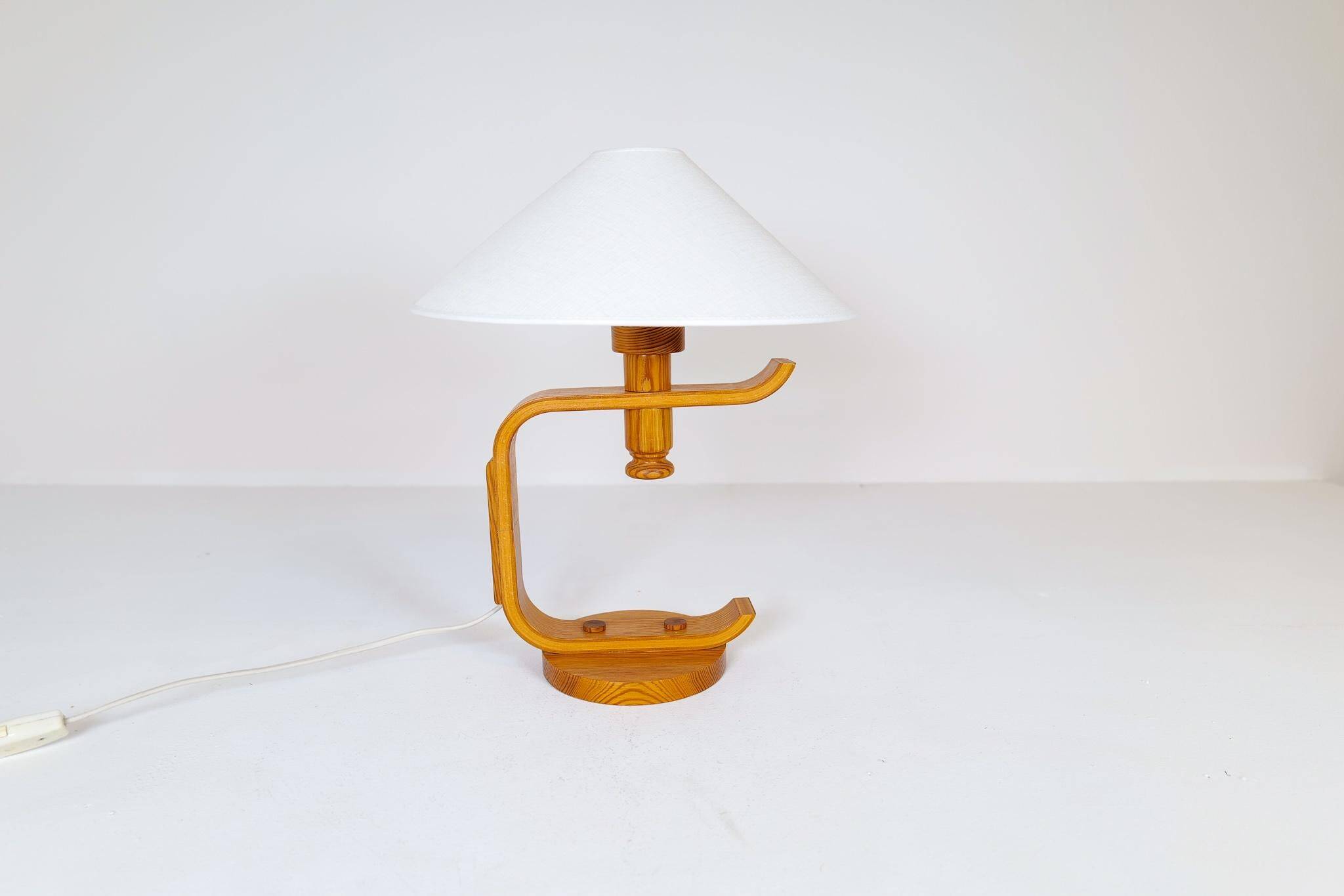 Mid-century modern sculptural table lamp in pine, 1970s.