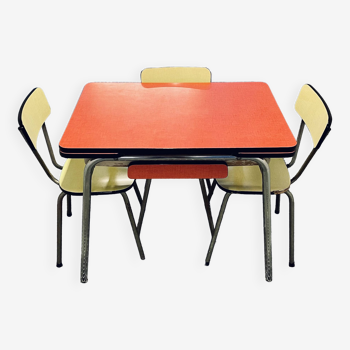 Table Formica rouge et ses chaises jaunes vintage