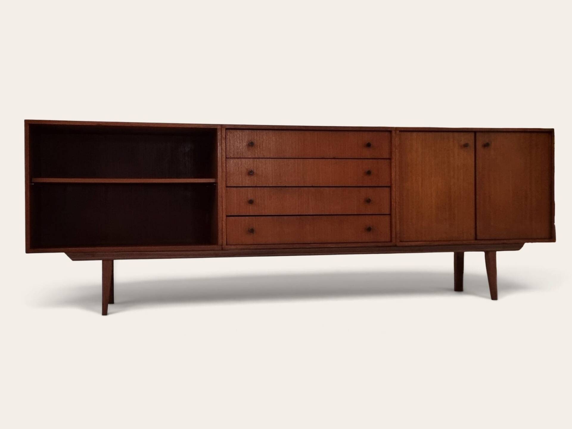 Buffet du milieu du siècle