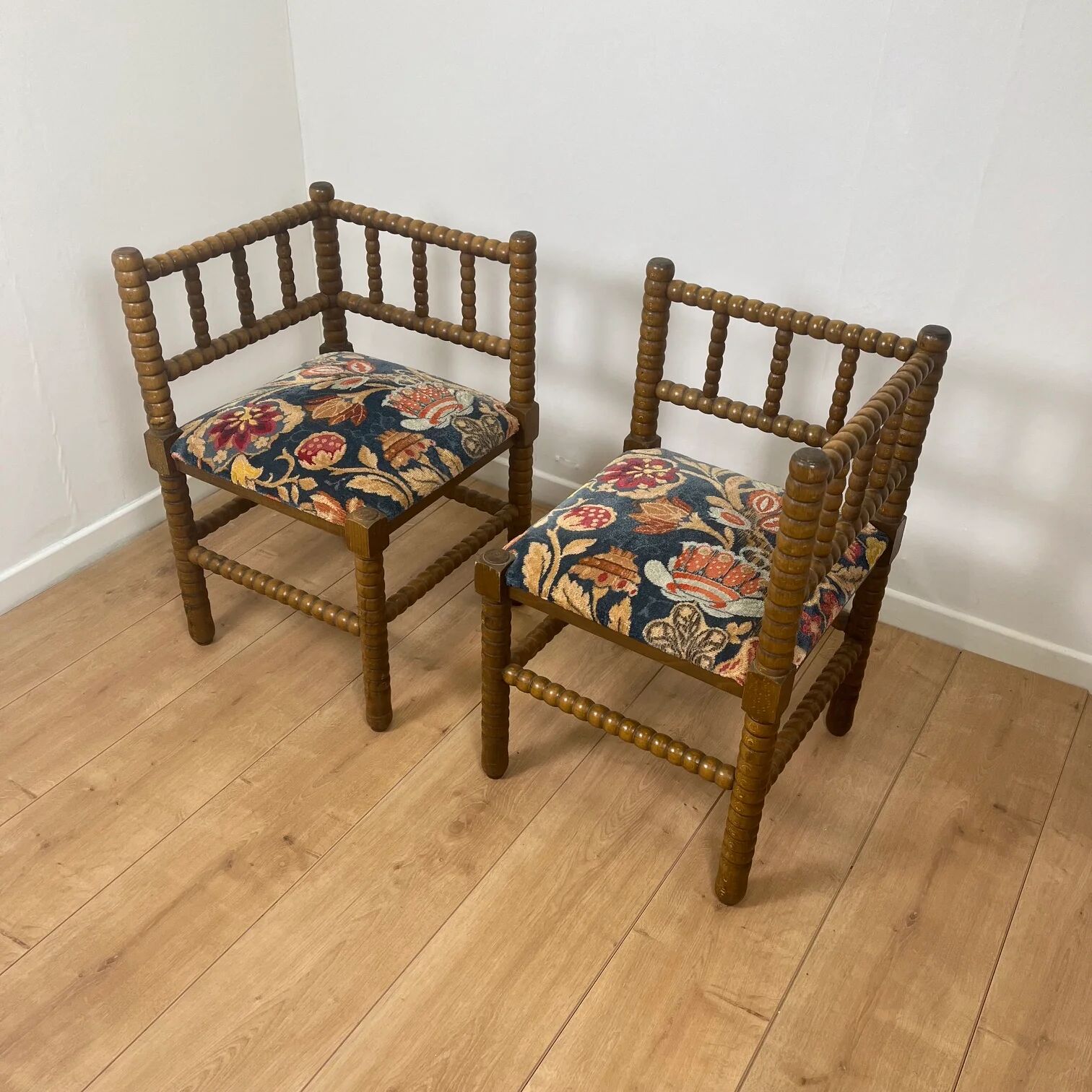 Duo de chaise d'angle en bois tourné bobines et assise tissu, milieu XXème