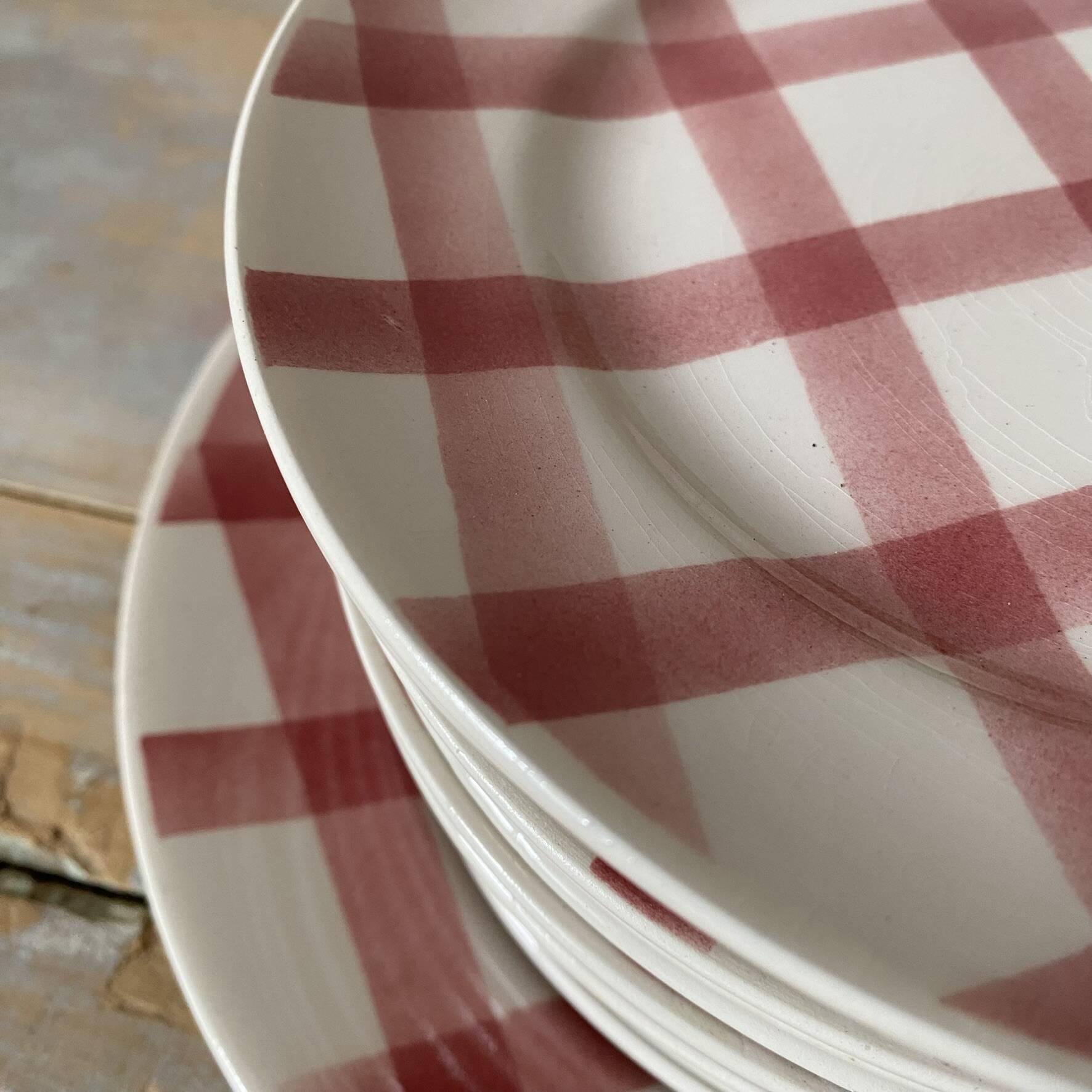 Moulin des Loups plates, "Torchon" checkered pink pattern, 1950s-60s.