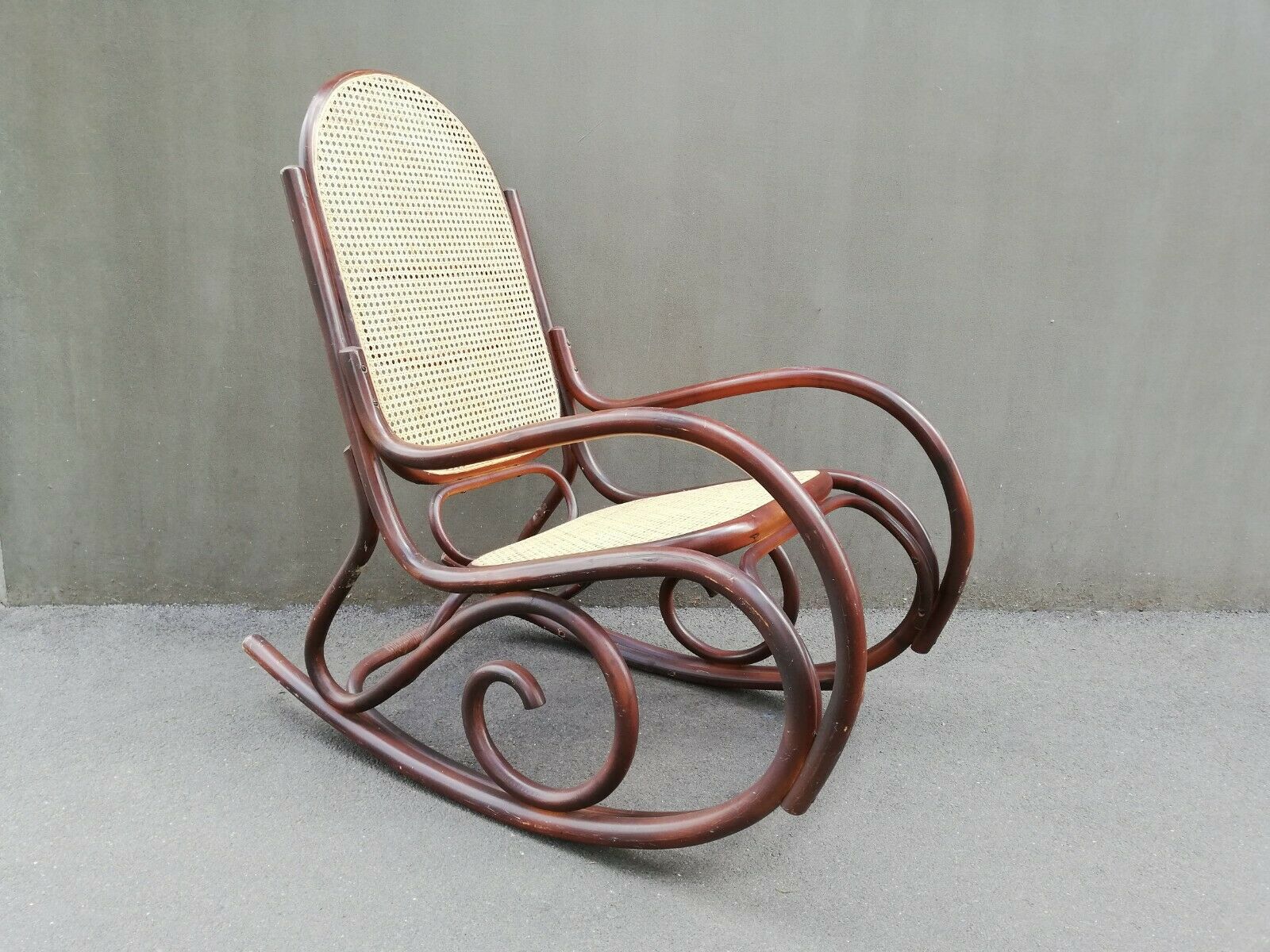 Rocking-chair in curved wood