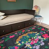 Tapis roumain en laine noire avec un panier de fleurs colorées