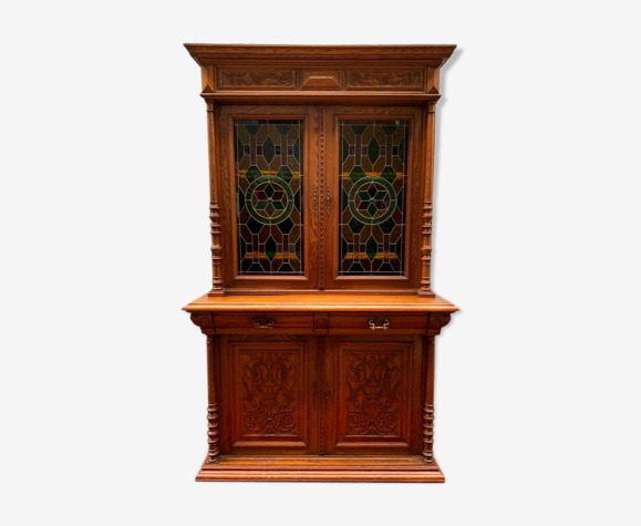 Bibliothèque vitrine renaissance avec vitraux