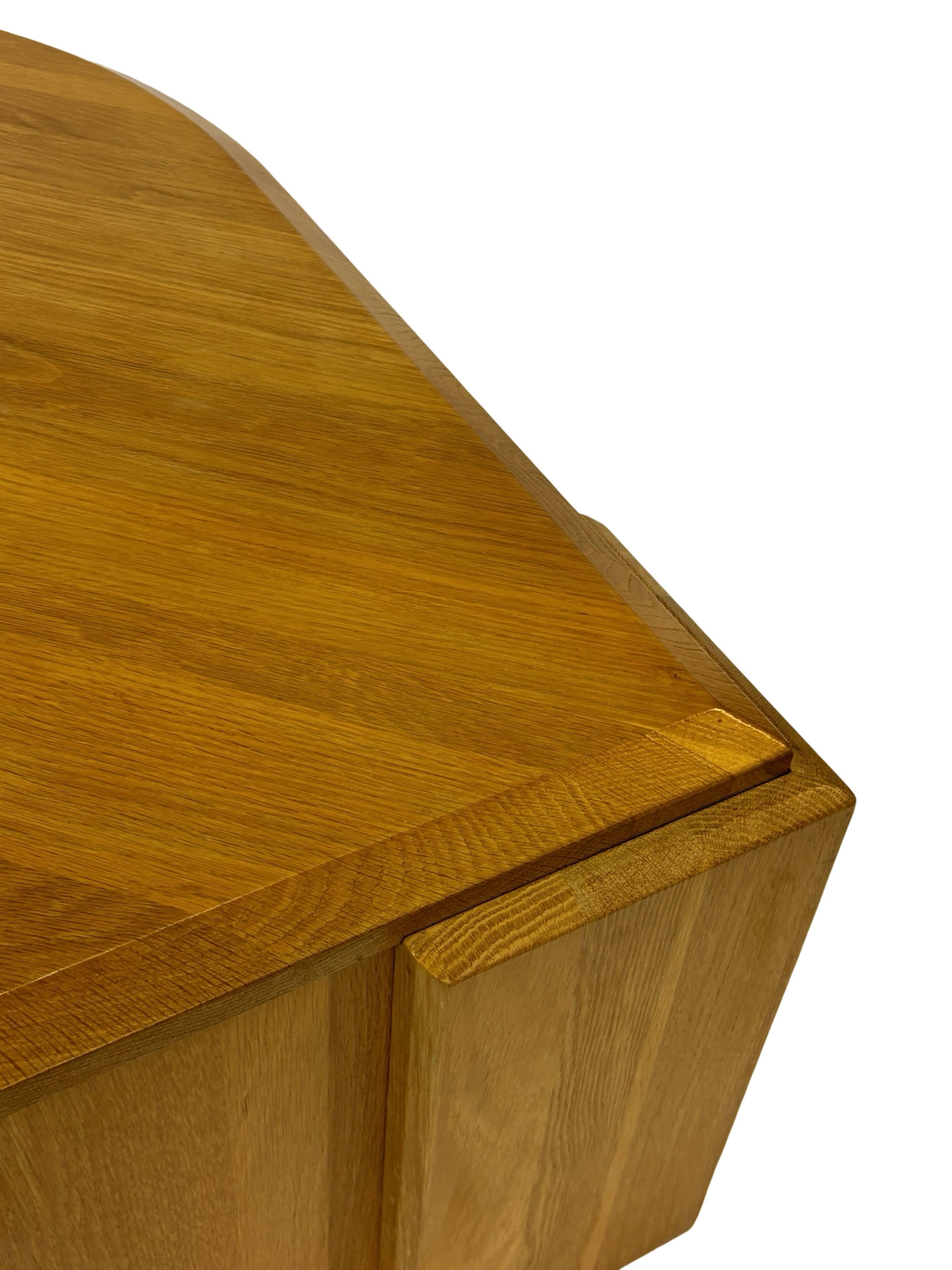 Table basse vintage en forme de larme wabi sabi brutaliste en chêne massif