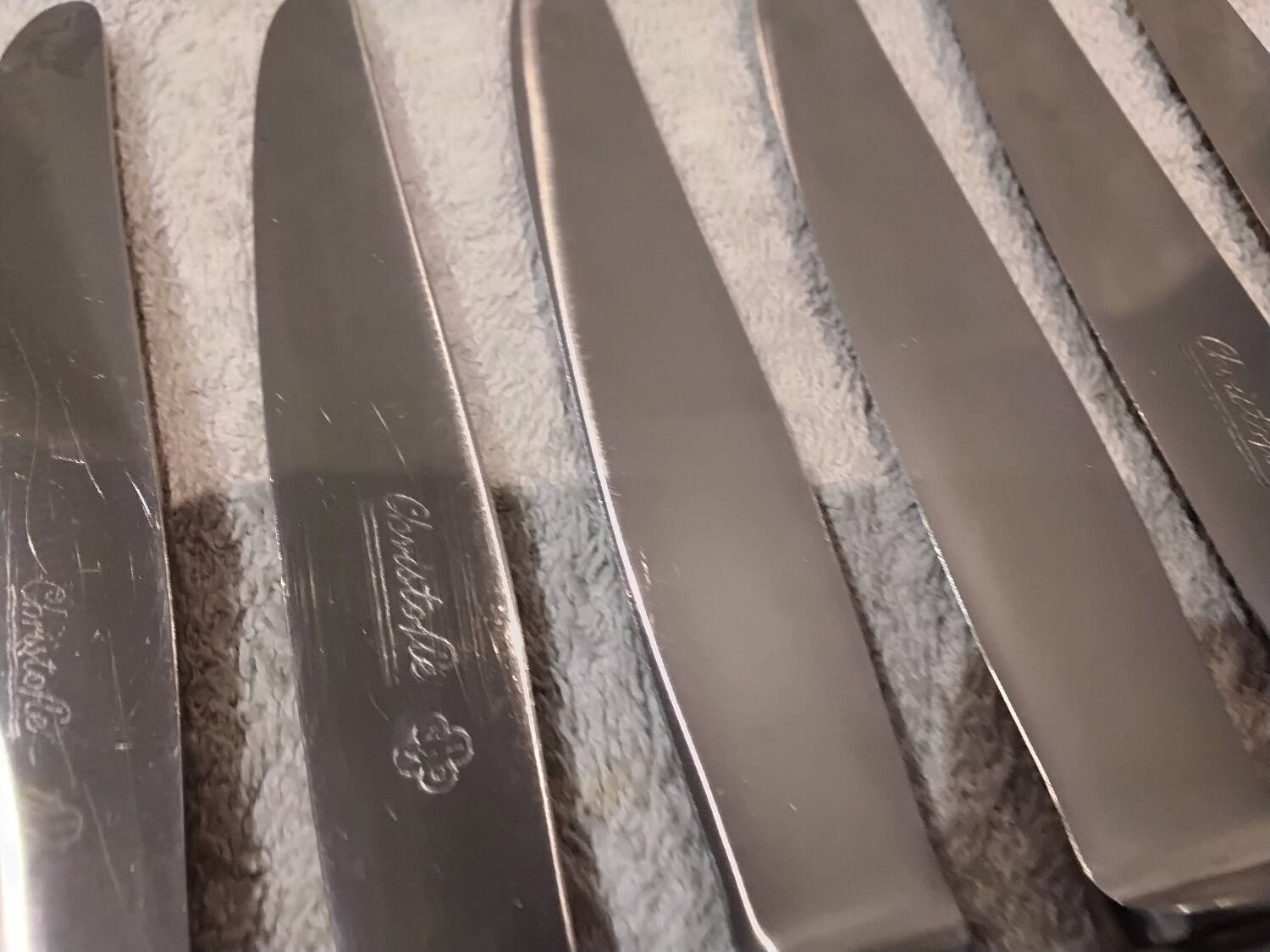 12 silver-plated dessert knives by Christofle Vendôme, 20.3cm