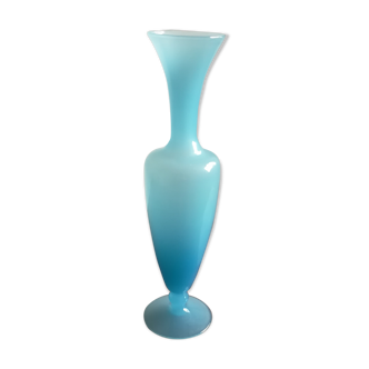 Vase en opaline bleu