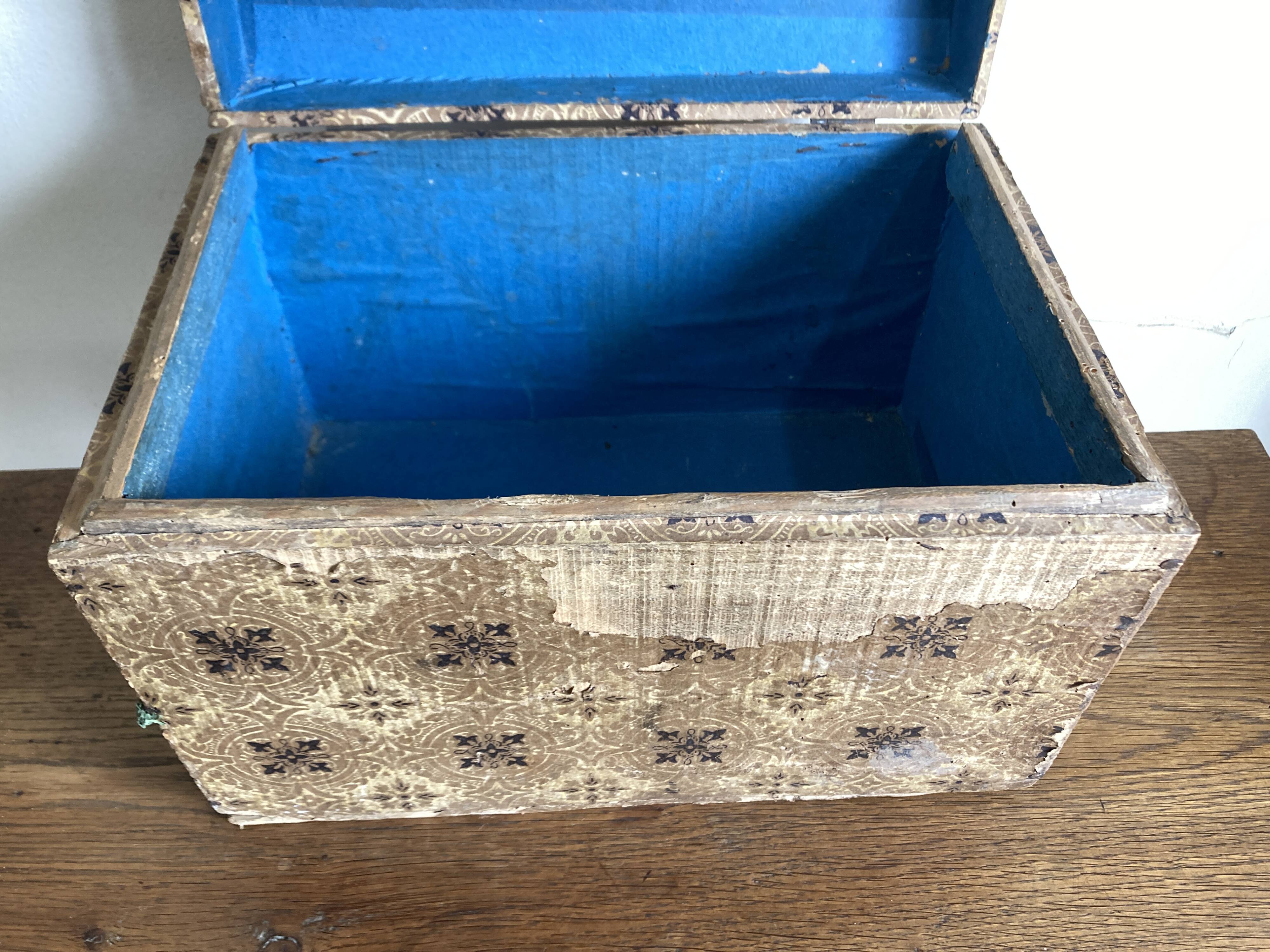 Domed chest in domino paper, 19th century.