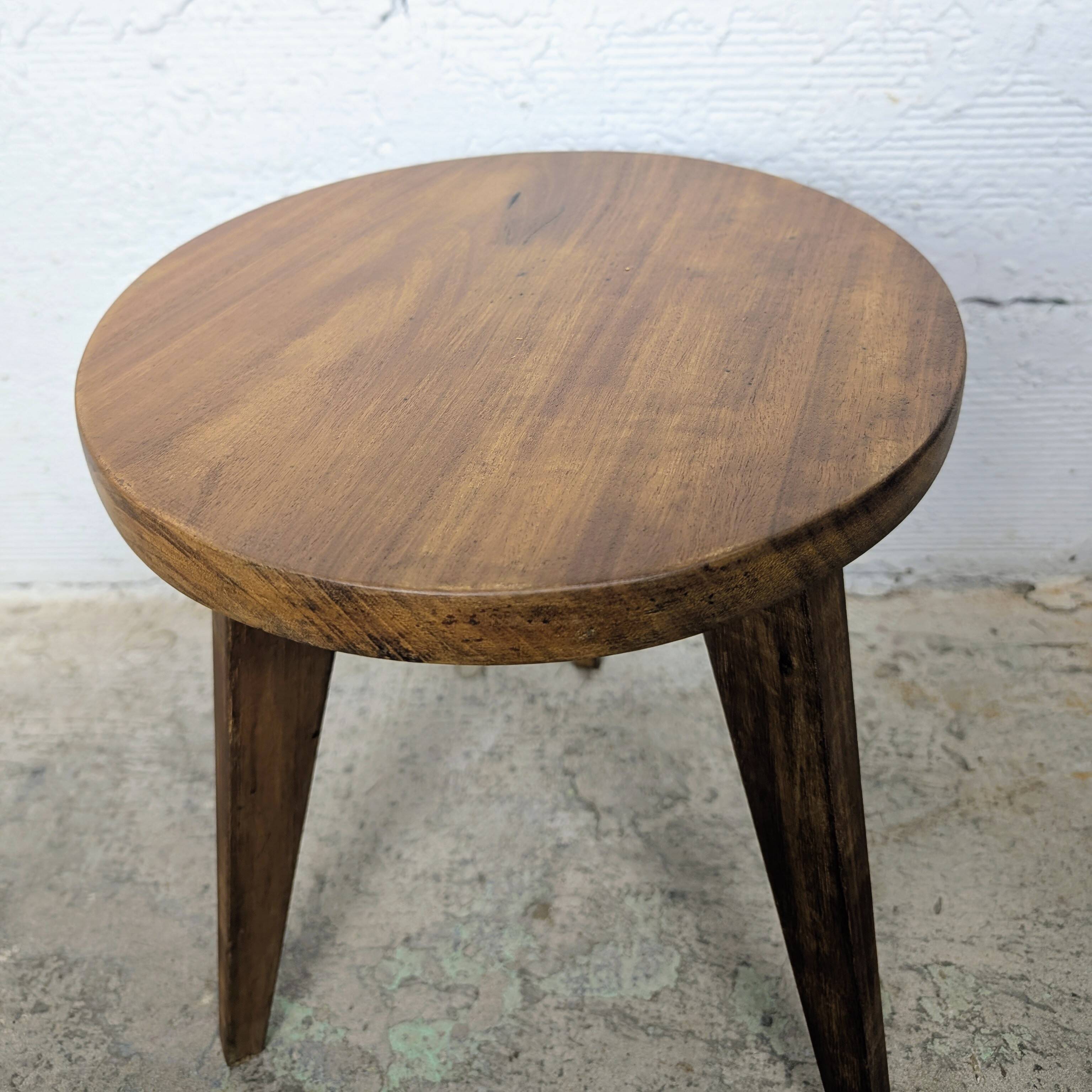 Tabouret tripode brutaliste