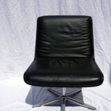 Chaise en cuir sur pied central