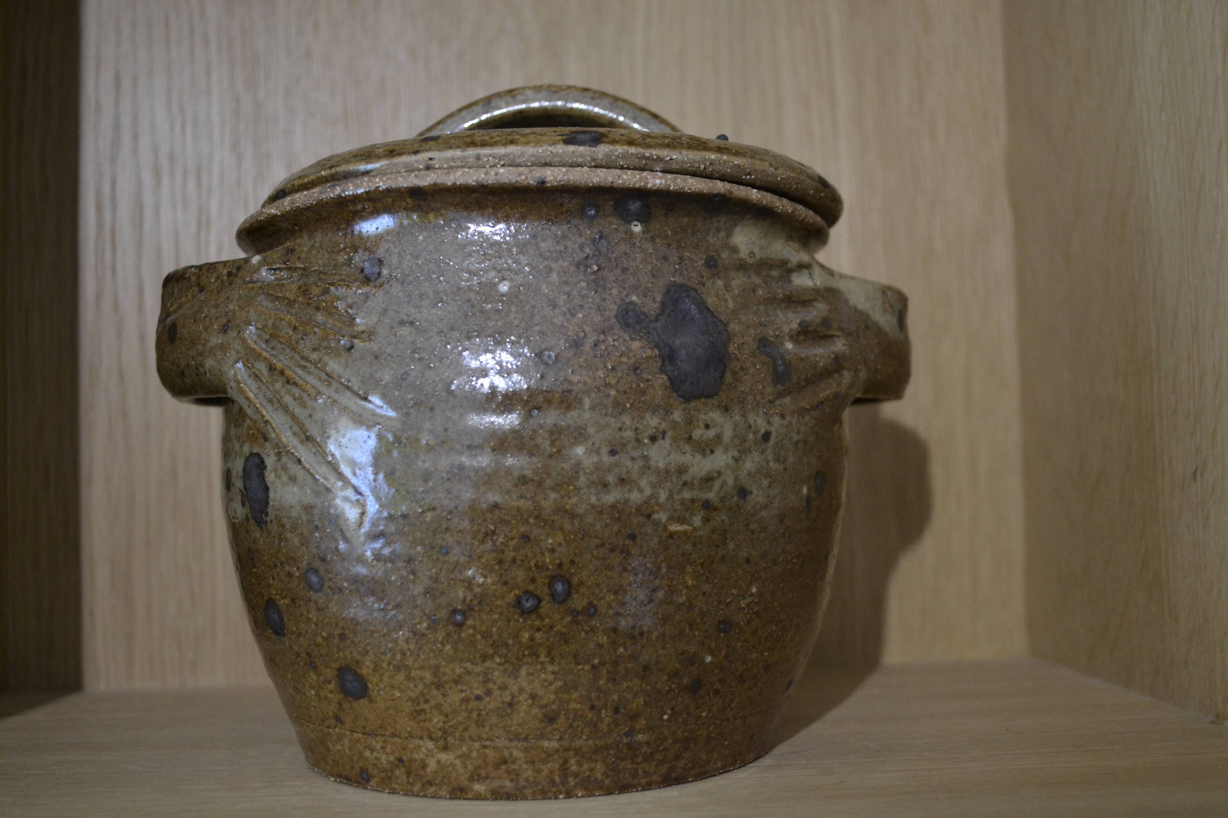 Sandstone pot with handles hands