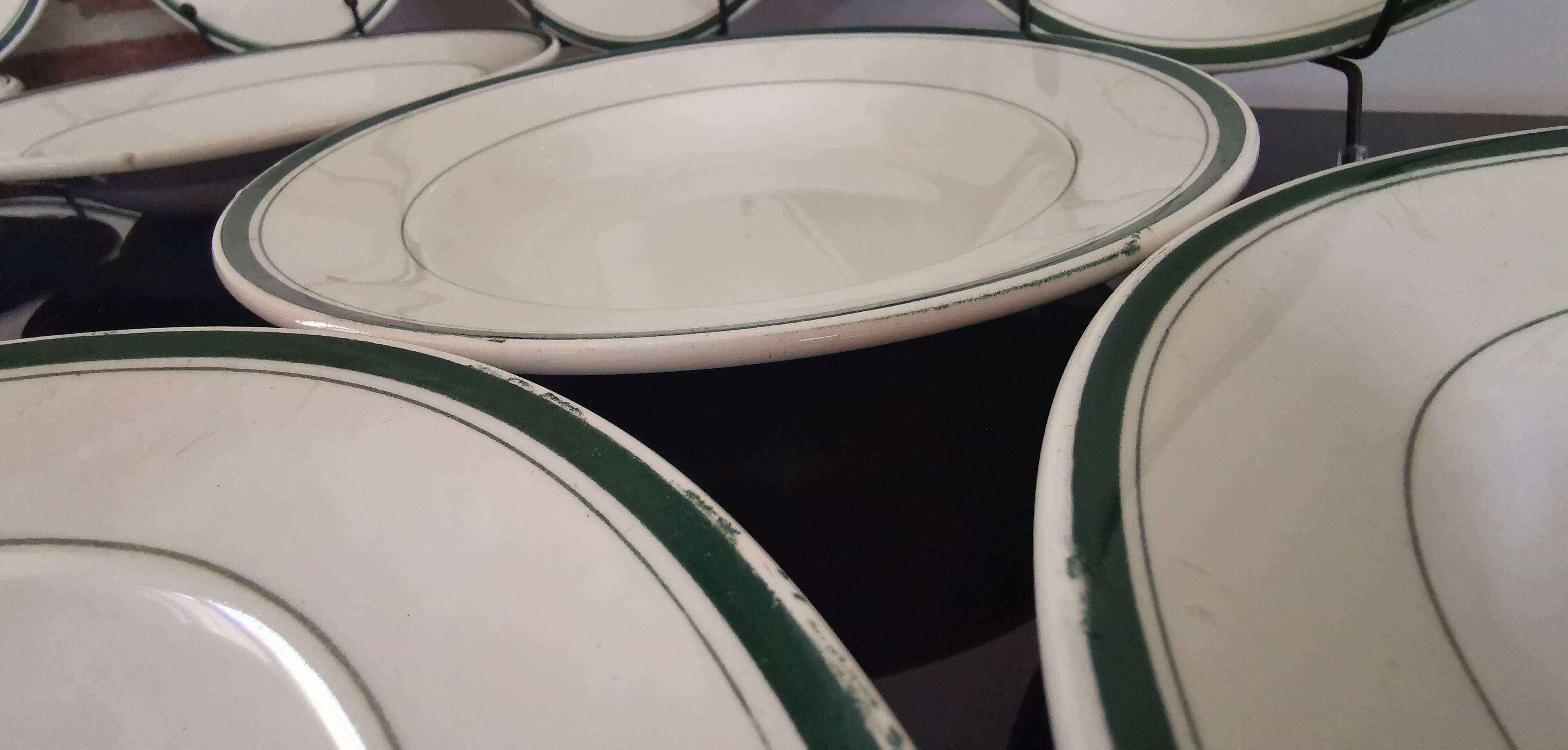 10 deep plates Moulin Des Loups Hamage green border