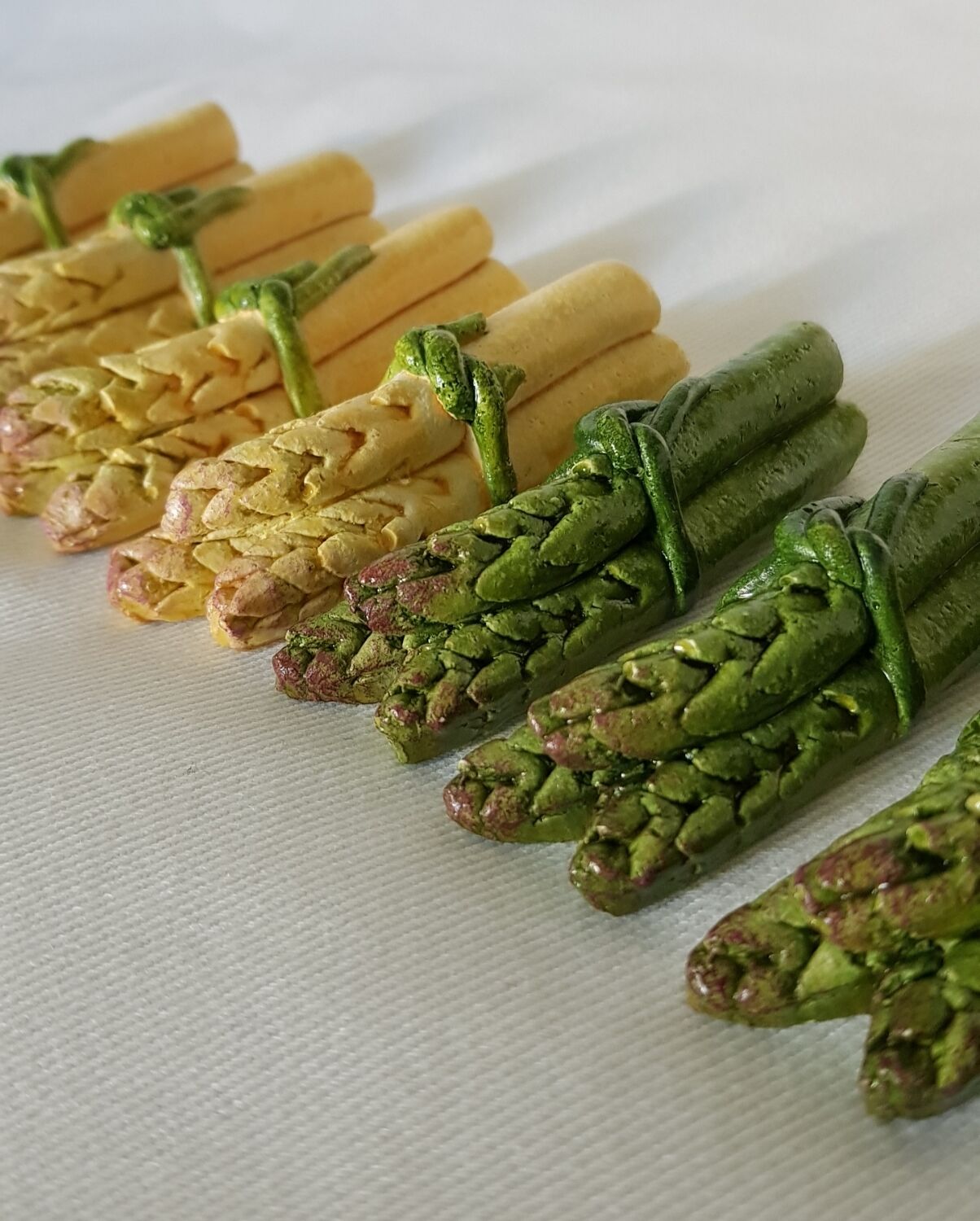 Set of 8 ceramic asparagus knife holders
